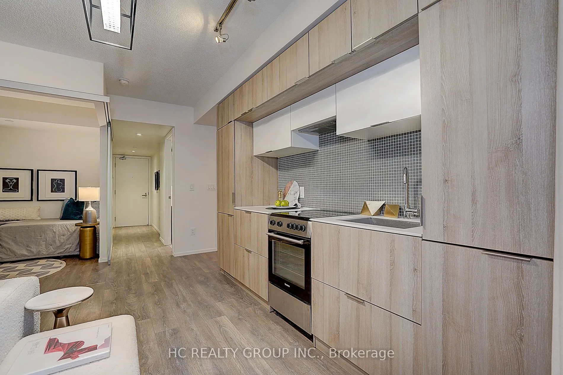 159 Dundas St E, #607