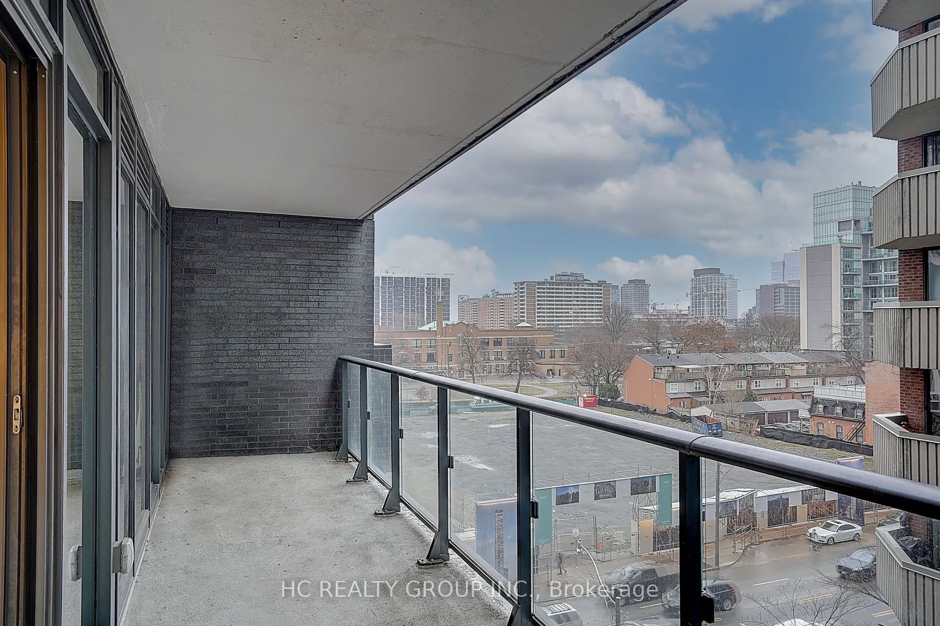 159 Dundas St E, #607