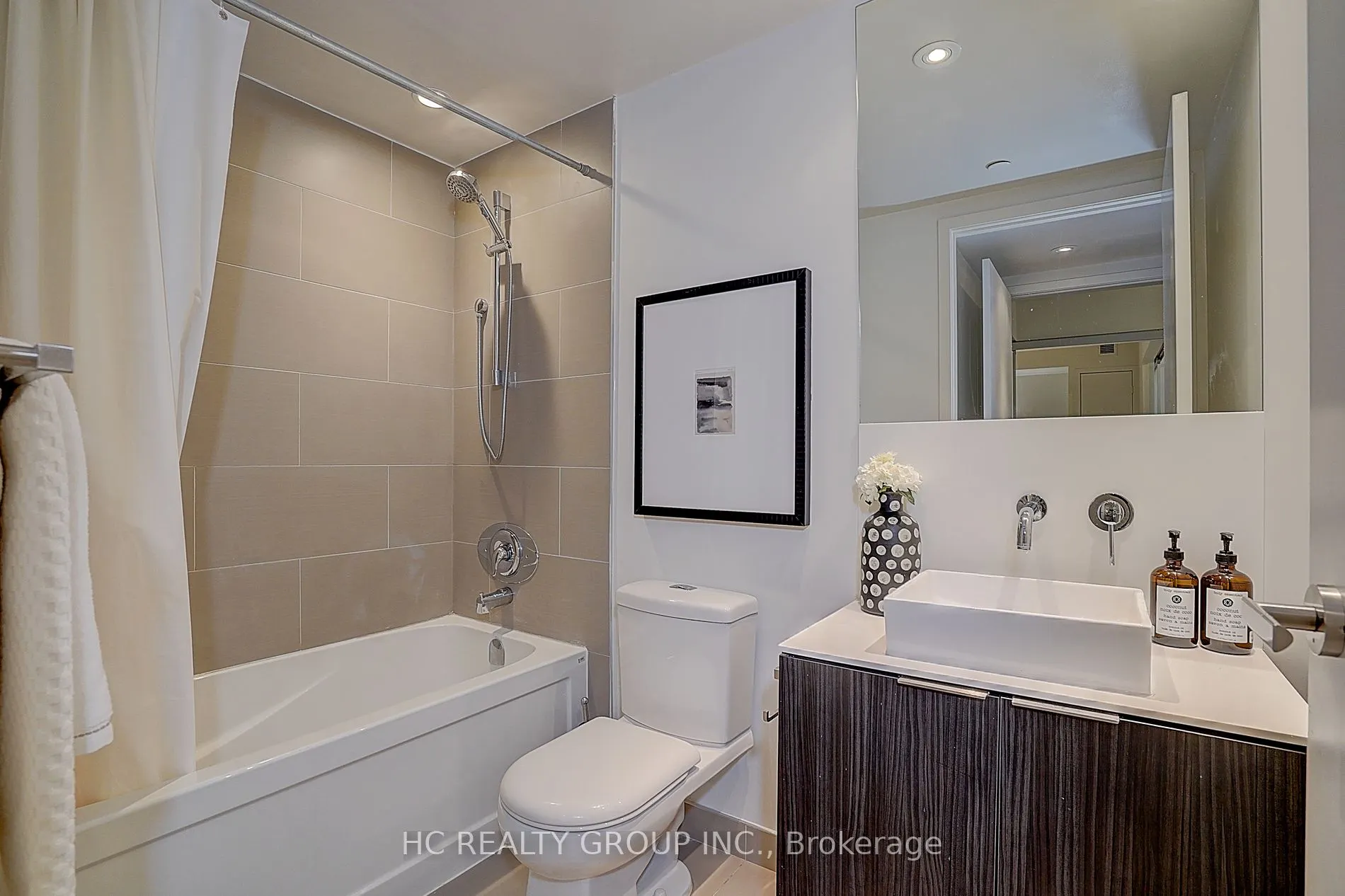 159 Dundas St E, #607