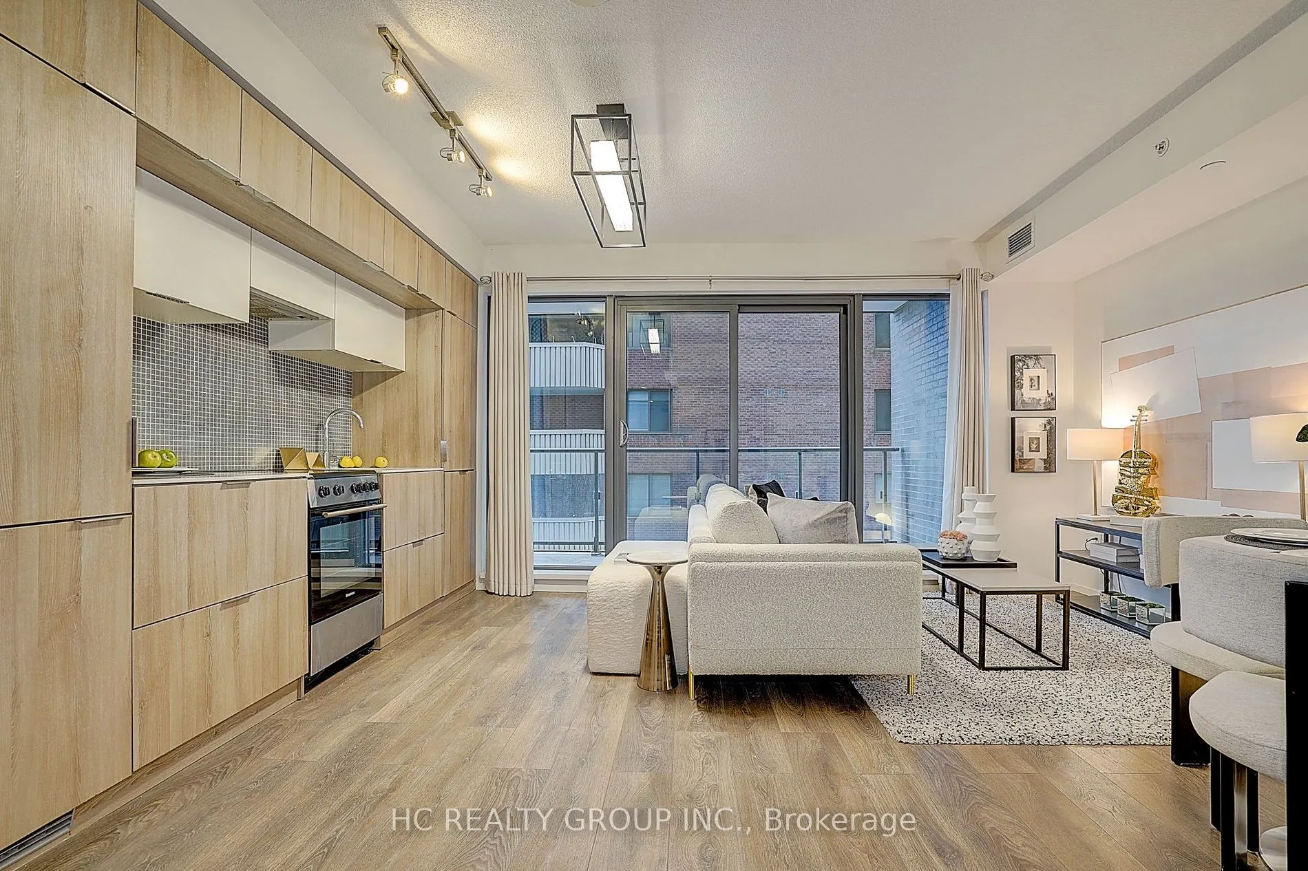 159 Dundas St E, #607