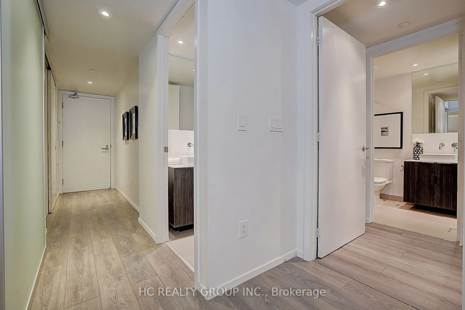 159 Dundas St E, #607