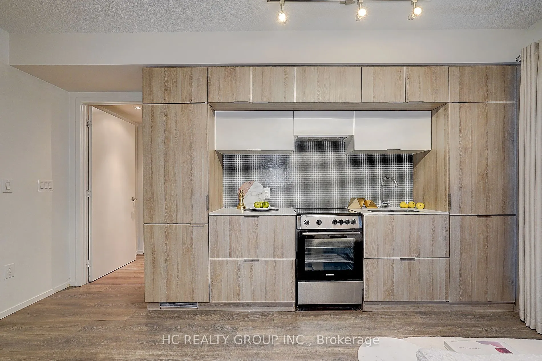 159 Dundas St E, #607