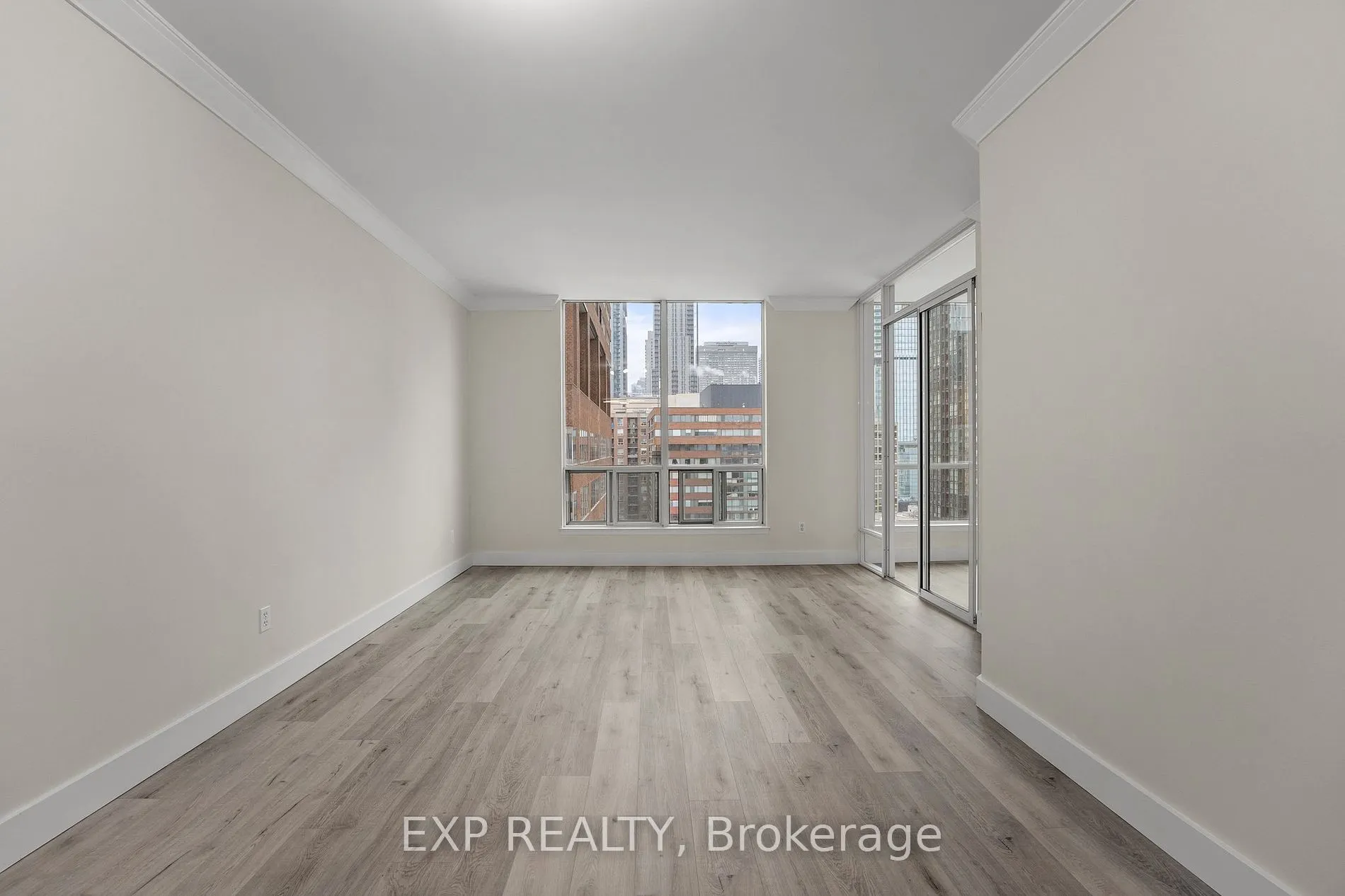 942 Yonge St S, #PH113