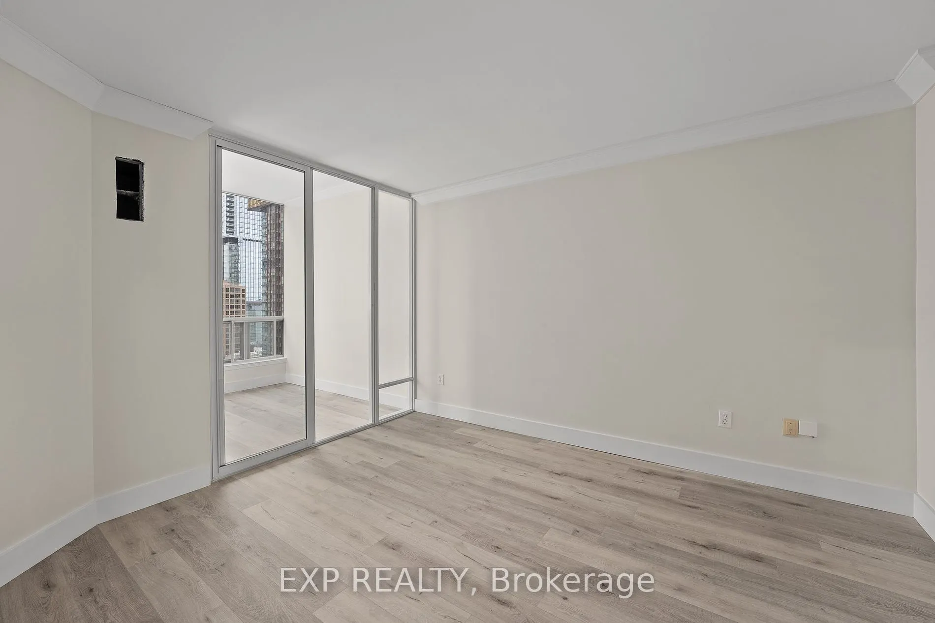 942 Yonge St S, #PH113
