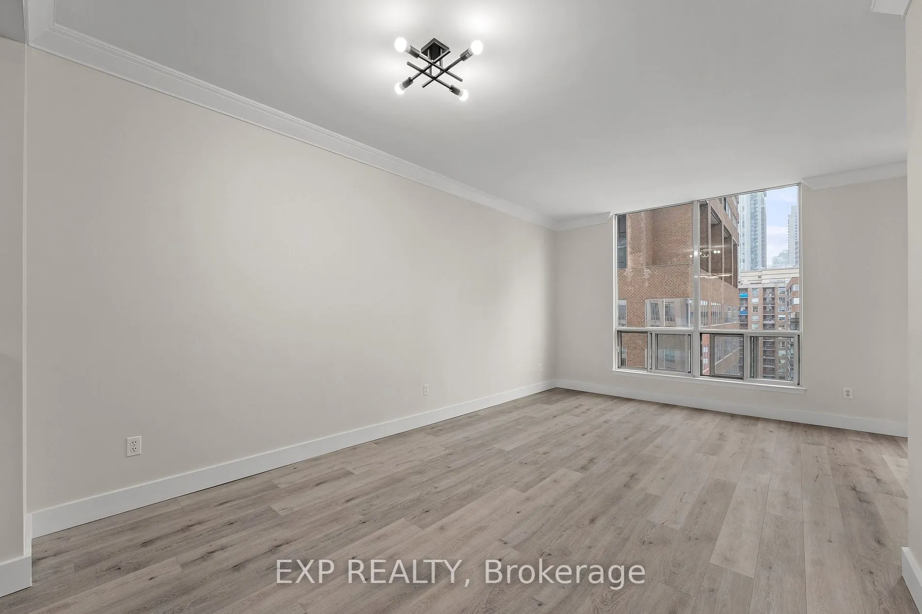 942 Yonge St S, #PH113