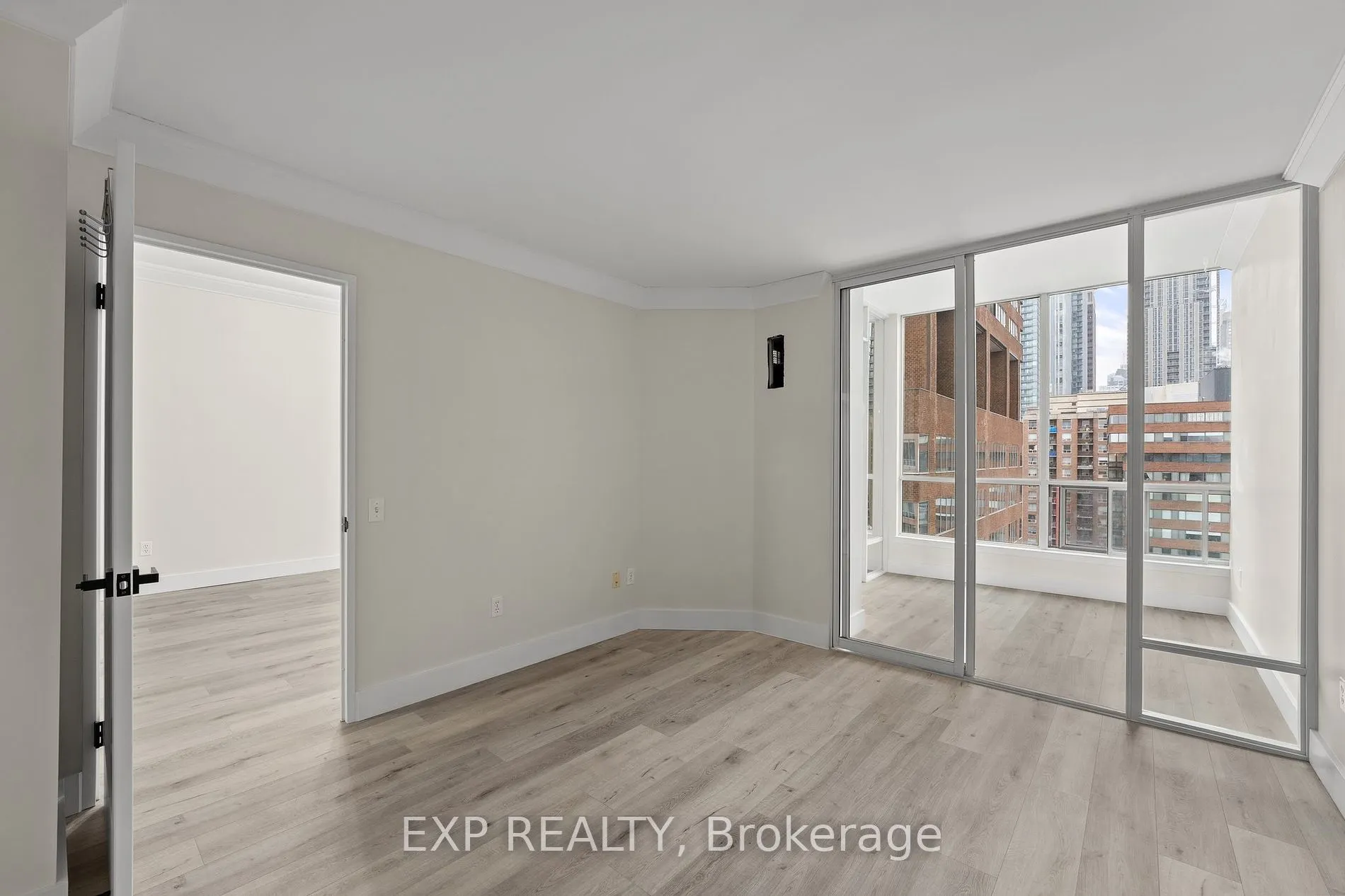 942 Yonge St S, #PH113