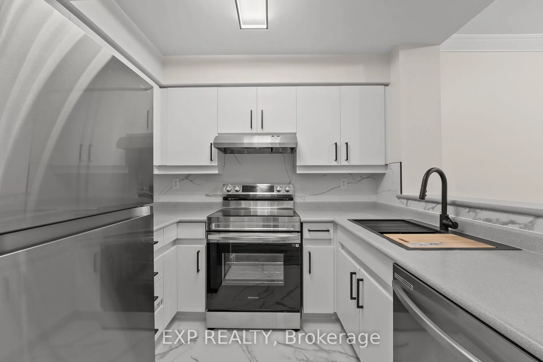 942 Yonge St S, #PH113