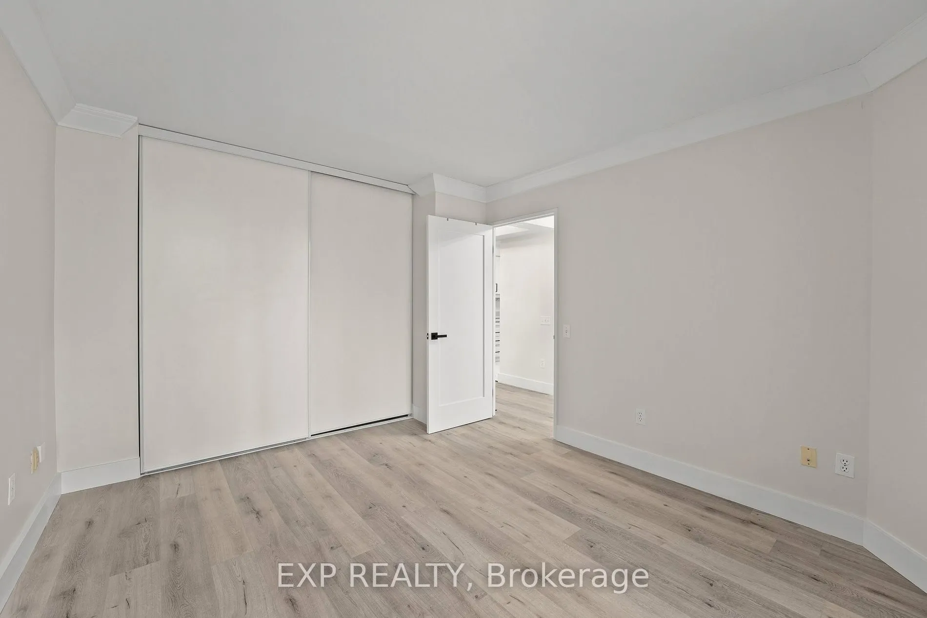 942 Yonge St S, #PH113