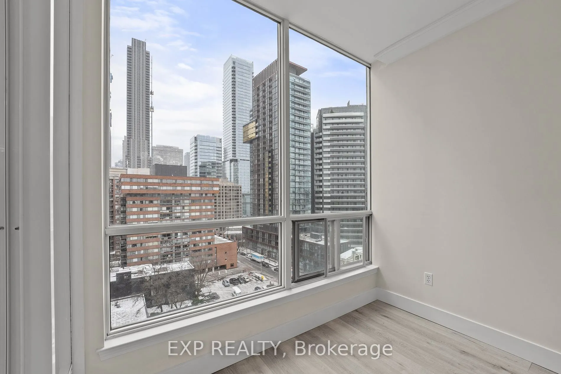 942 Yonge St S, #PH113