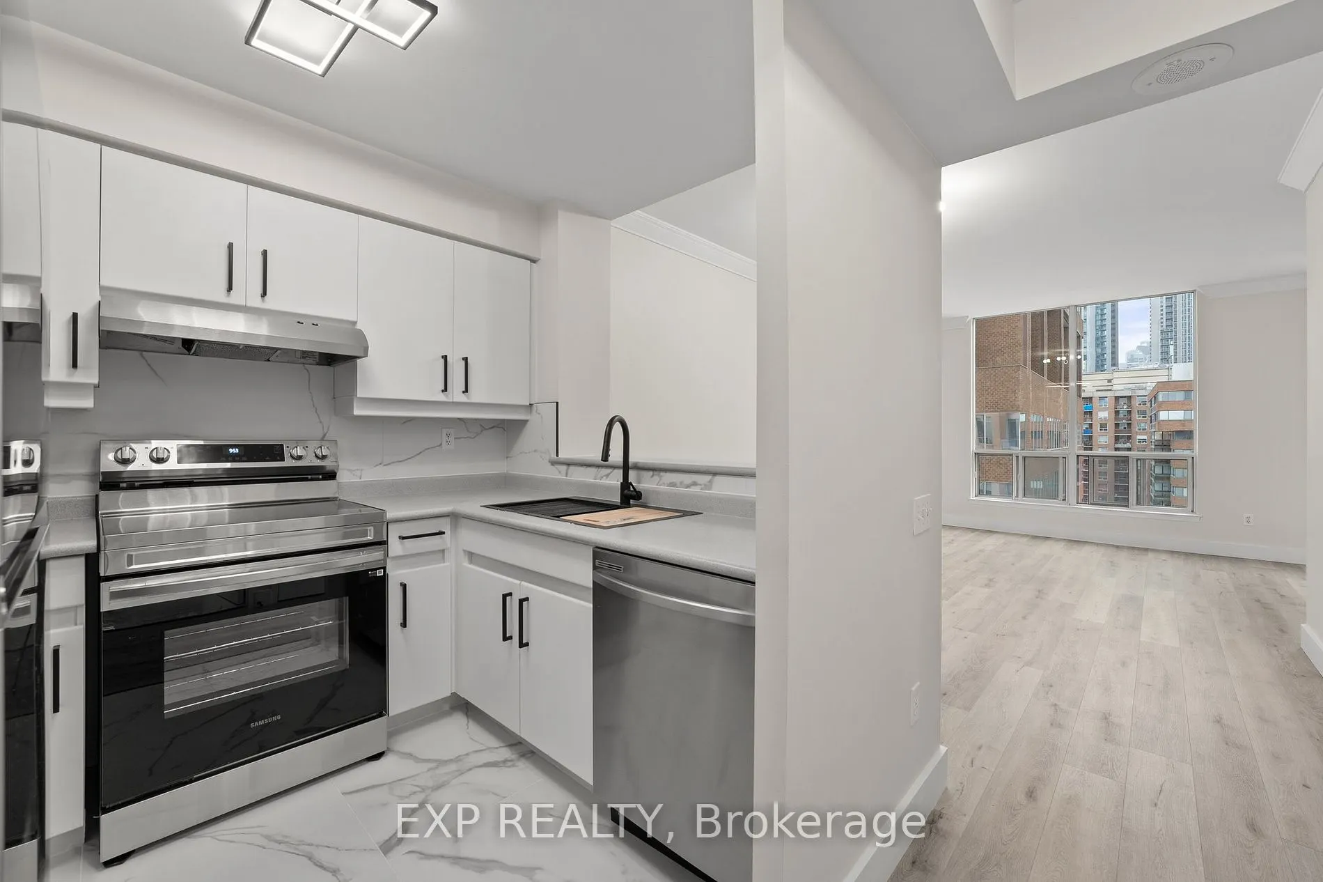 942 Yonge St S, #PH113