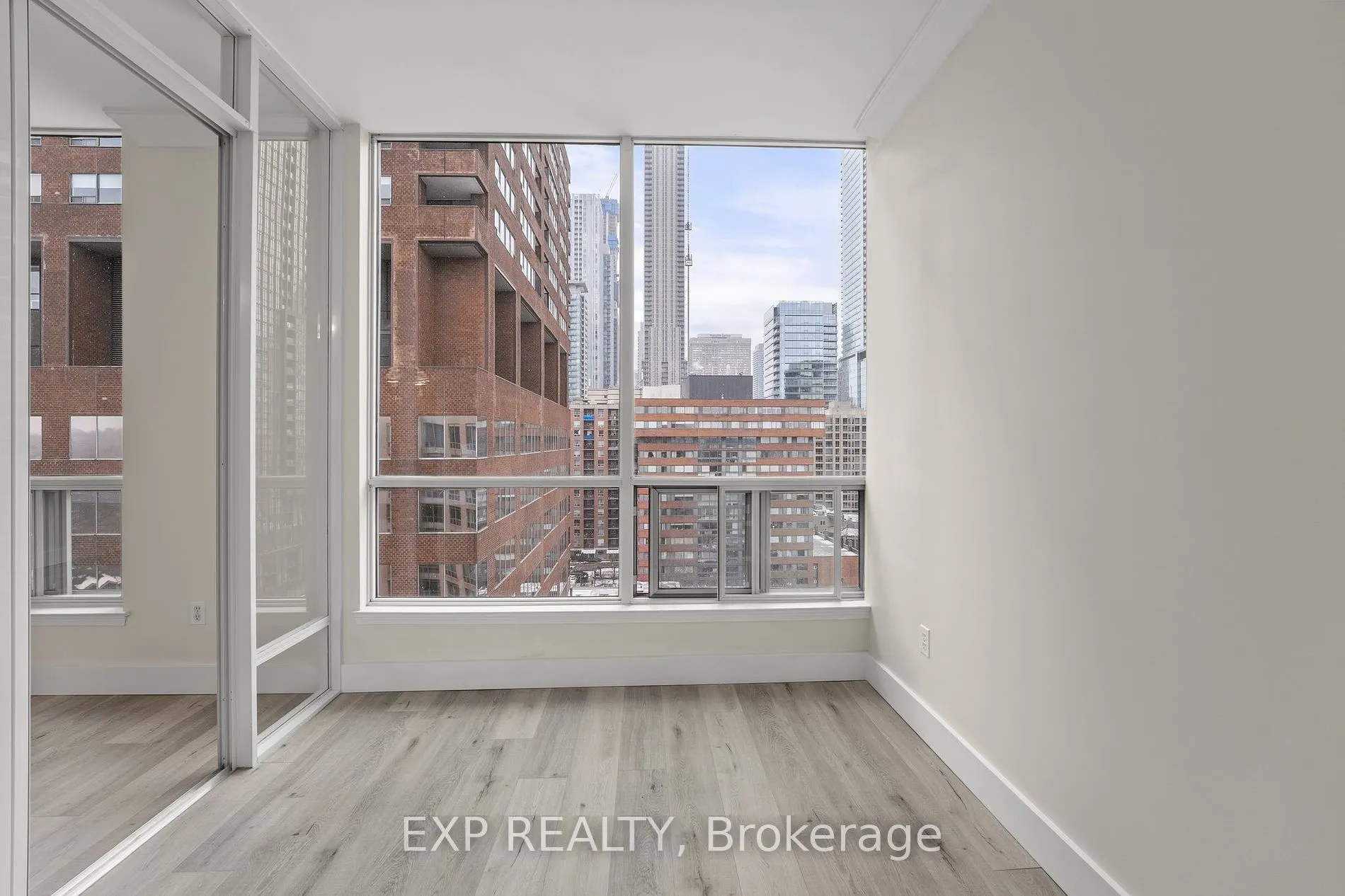 942 Yonge St S, #PH113