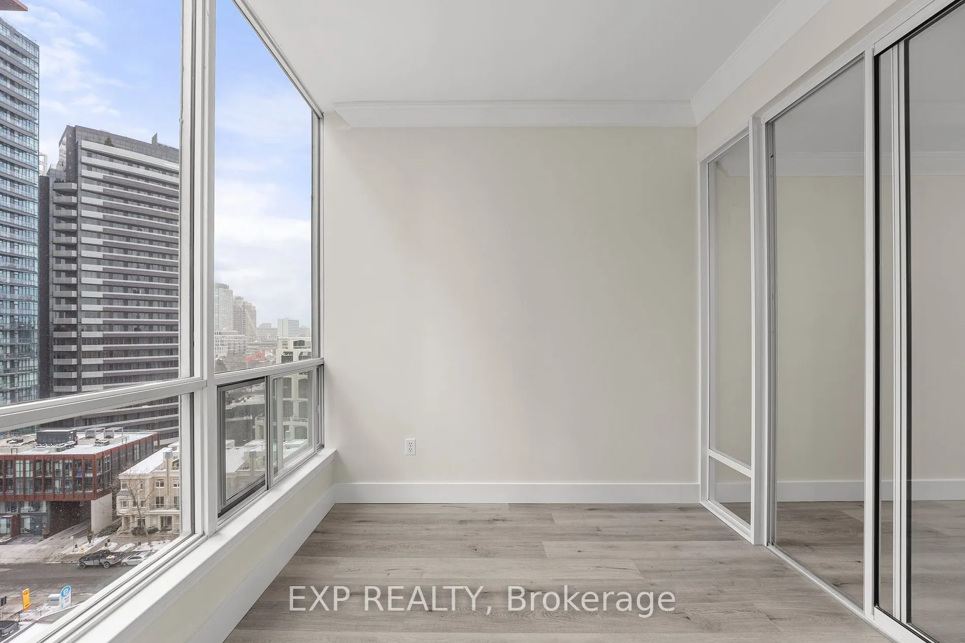 942 Yonge St S, #PH113