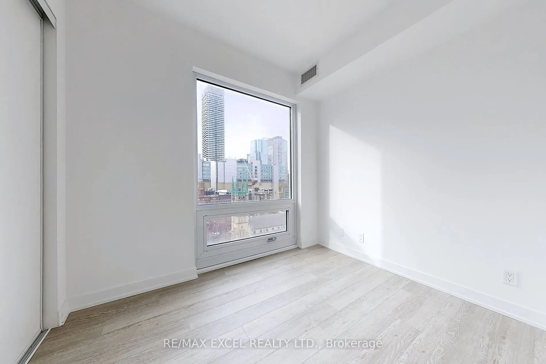 111 Queen St E, #1710