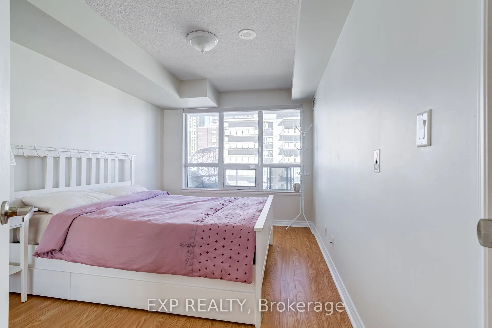 212 Eglinton Ave E, #808