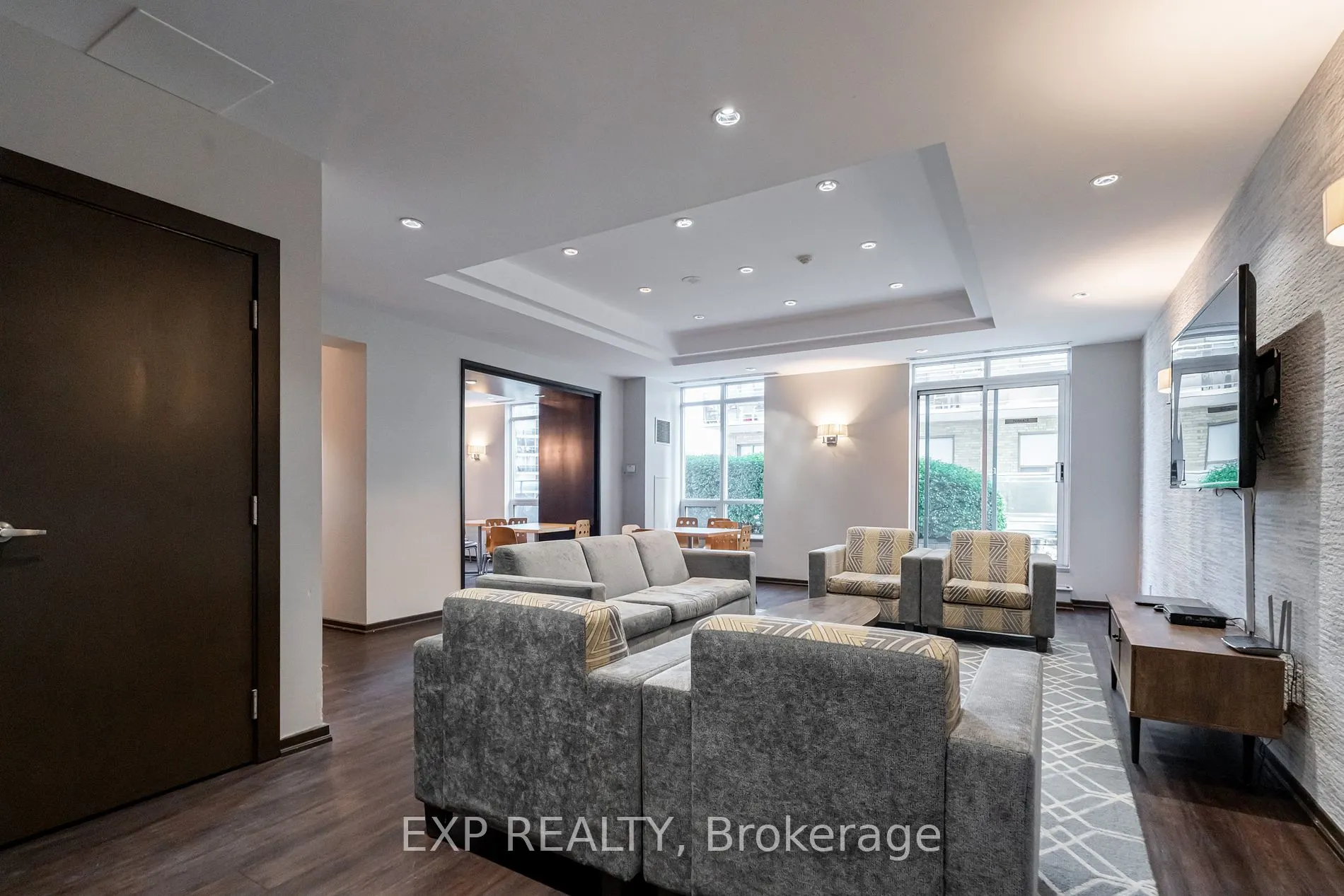 212 Eglinton Ave E, #808