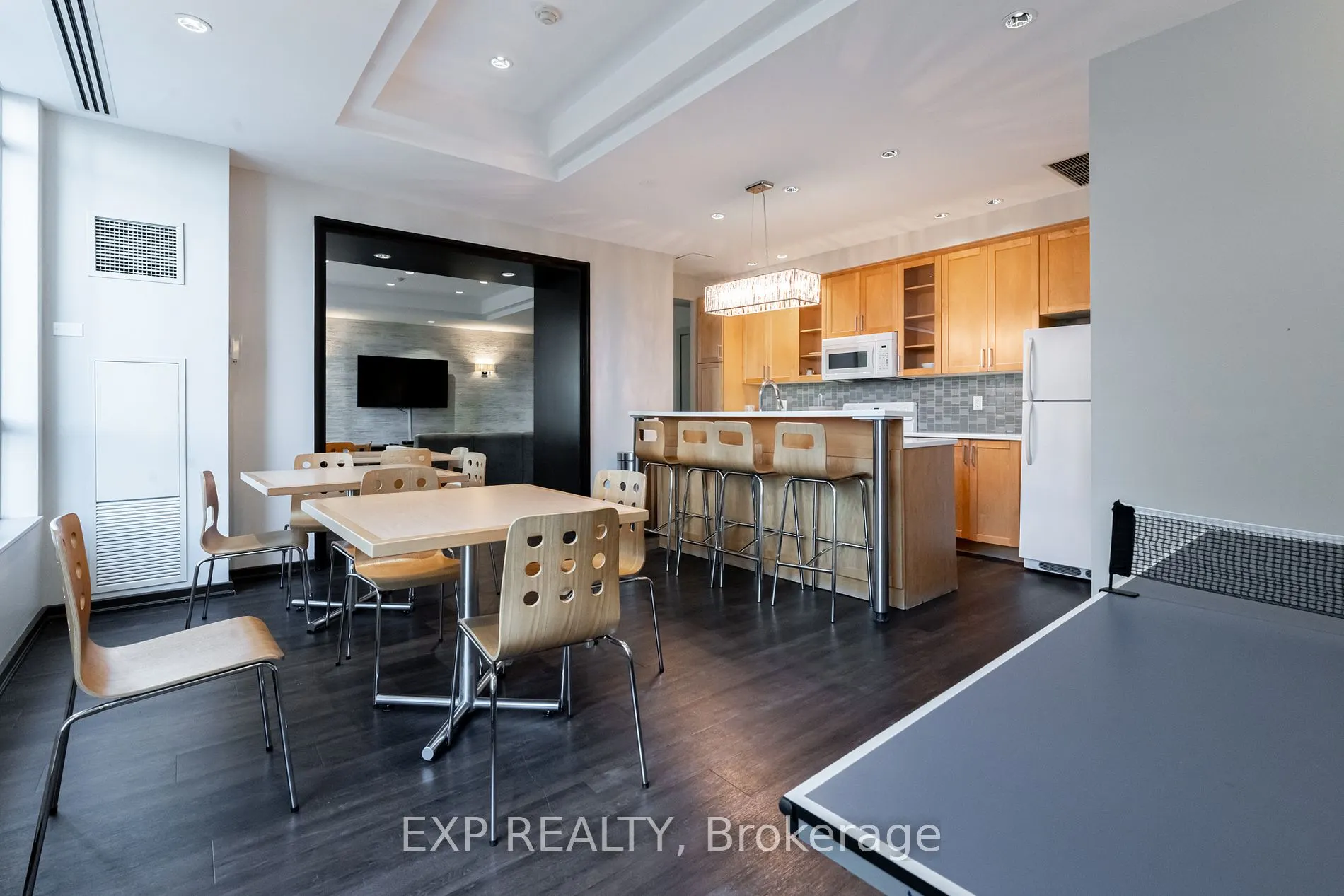 212 Eglinton Ave E, #808