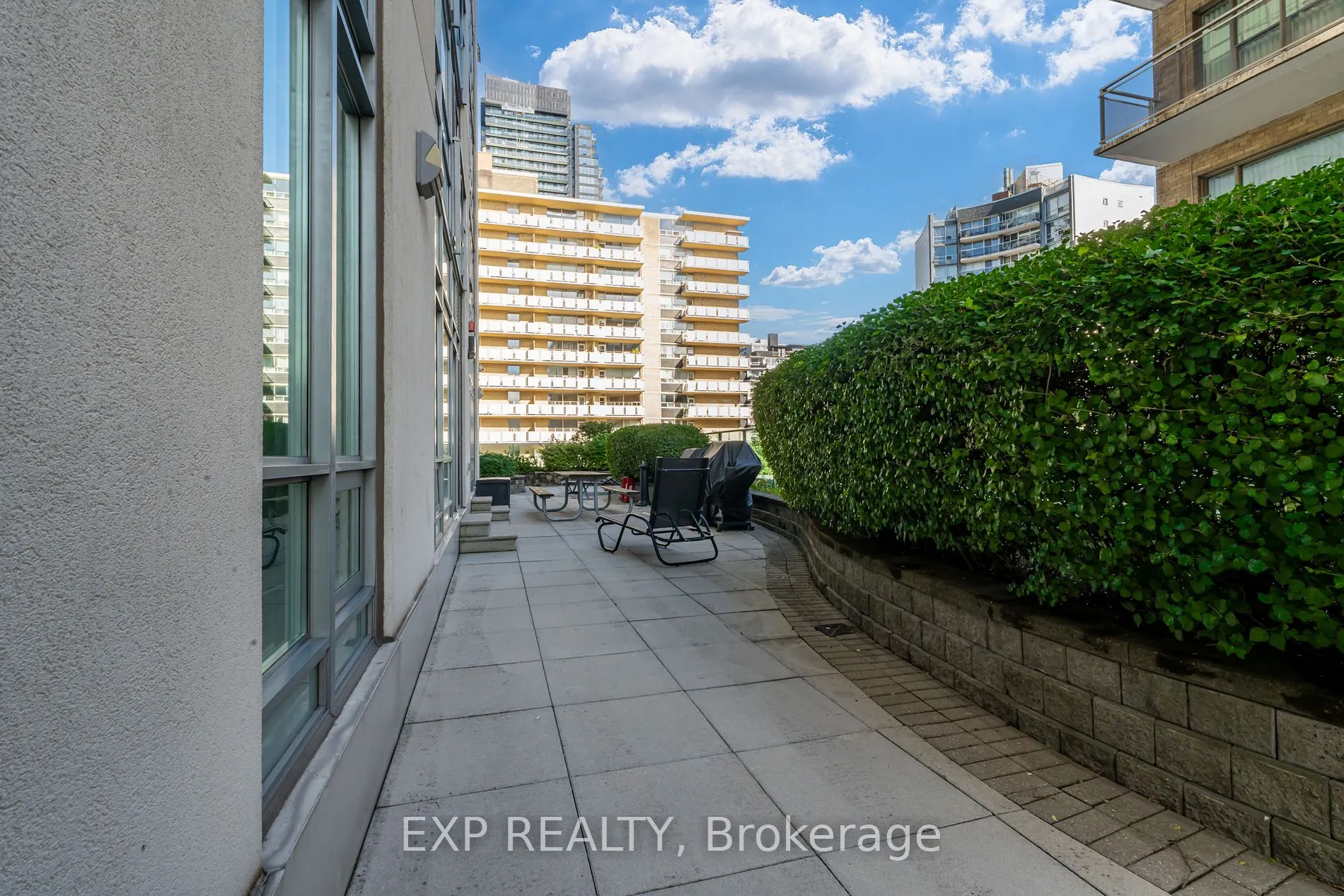 212 Eglinton Ave E, #808