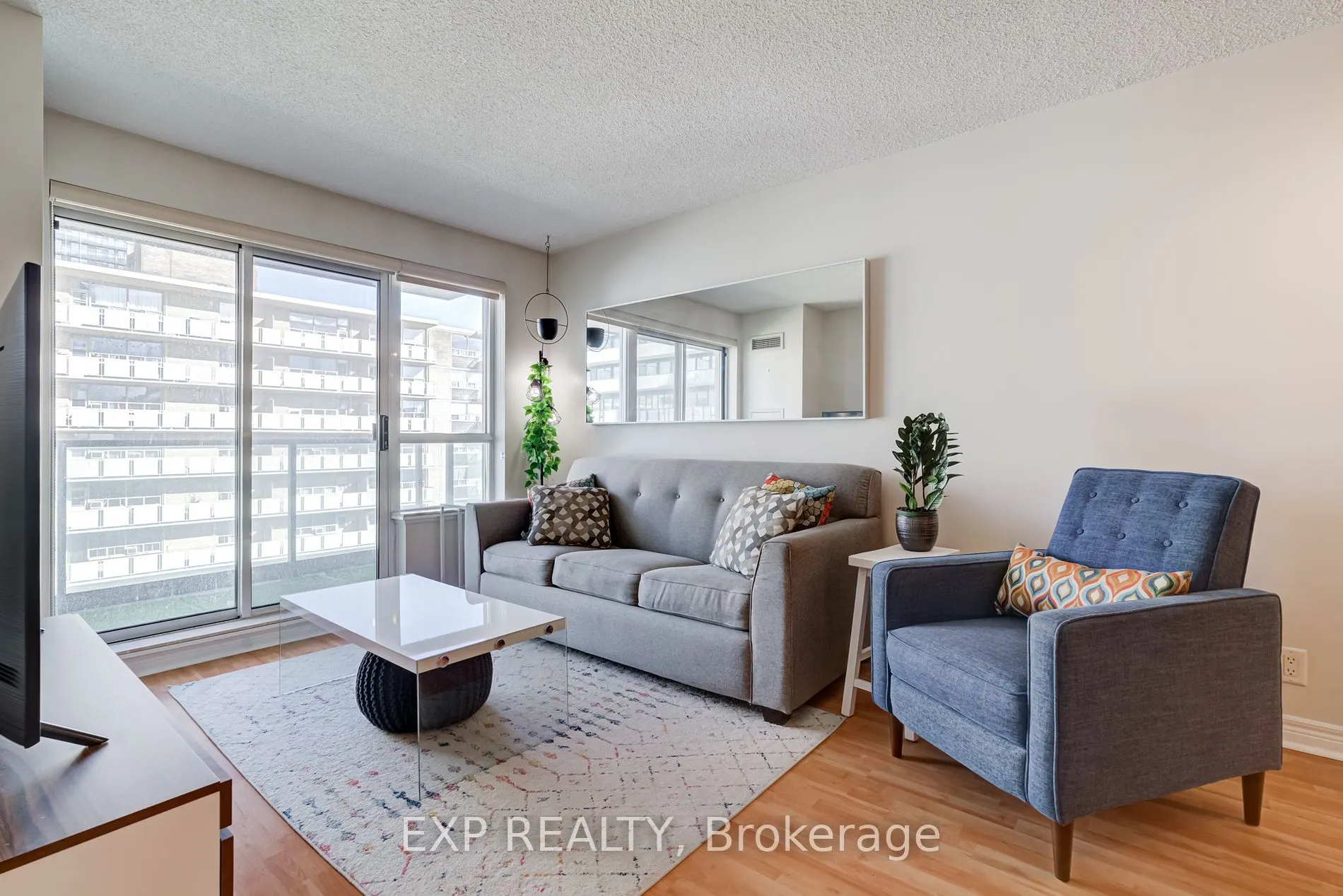 212 Eglinton Ave E, #808