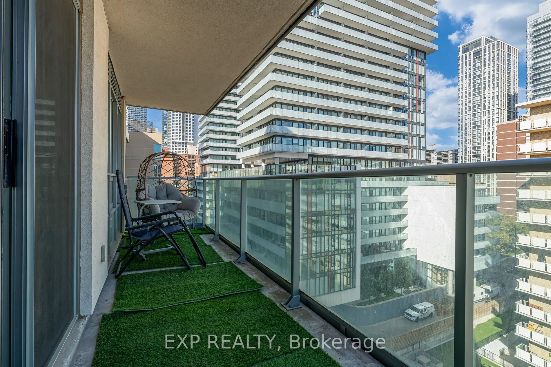 212 Eglinton Ave E, #808