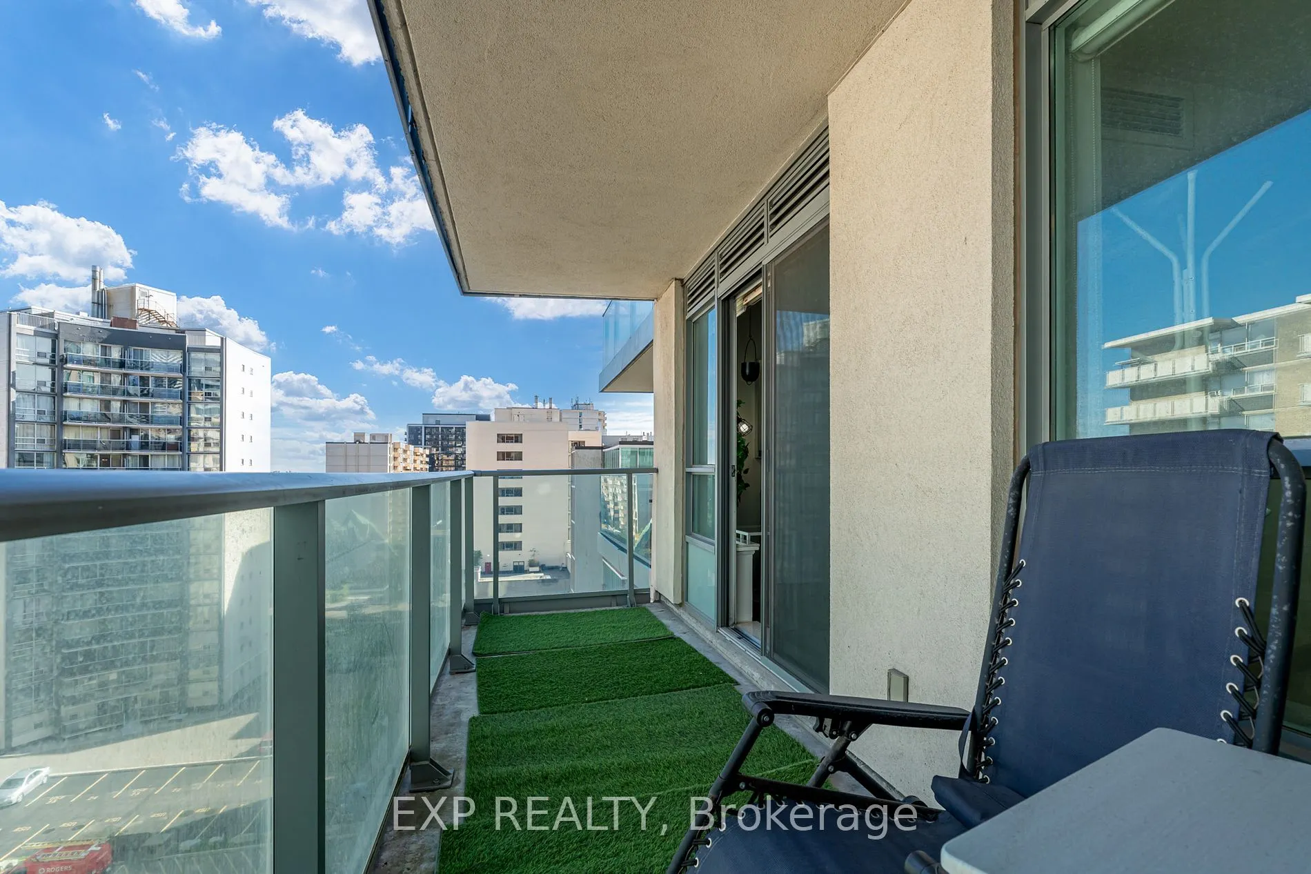 212 Eglinton Ave E, #808