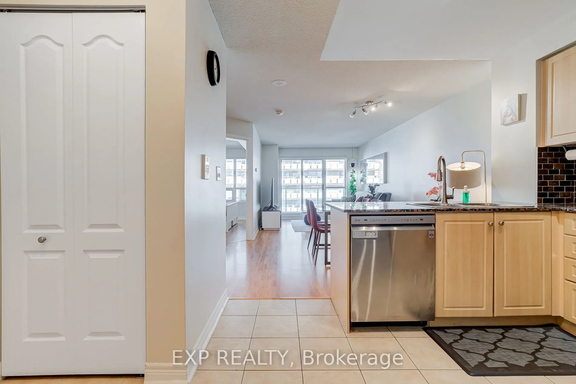 212 Eglinton Ave E, #808