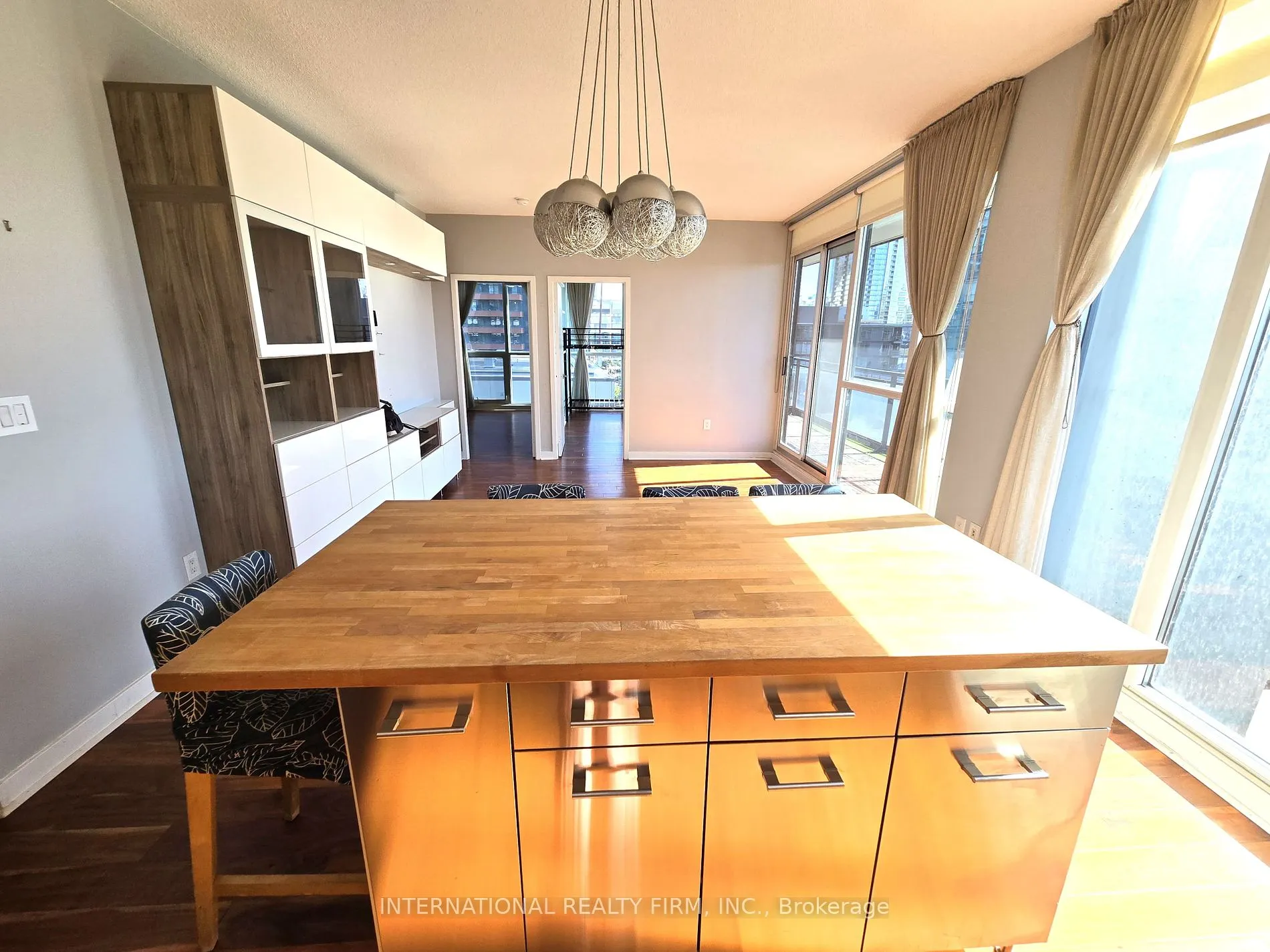 8 Telegram Mews, #703