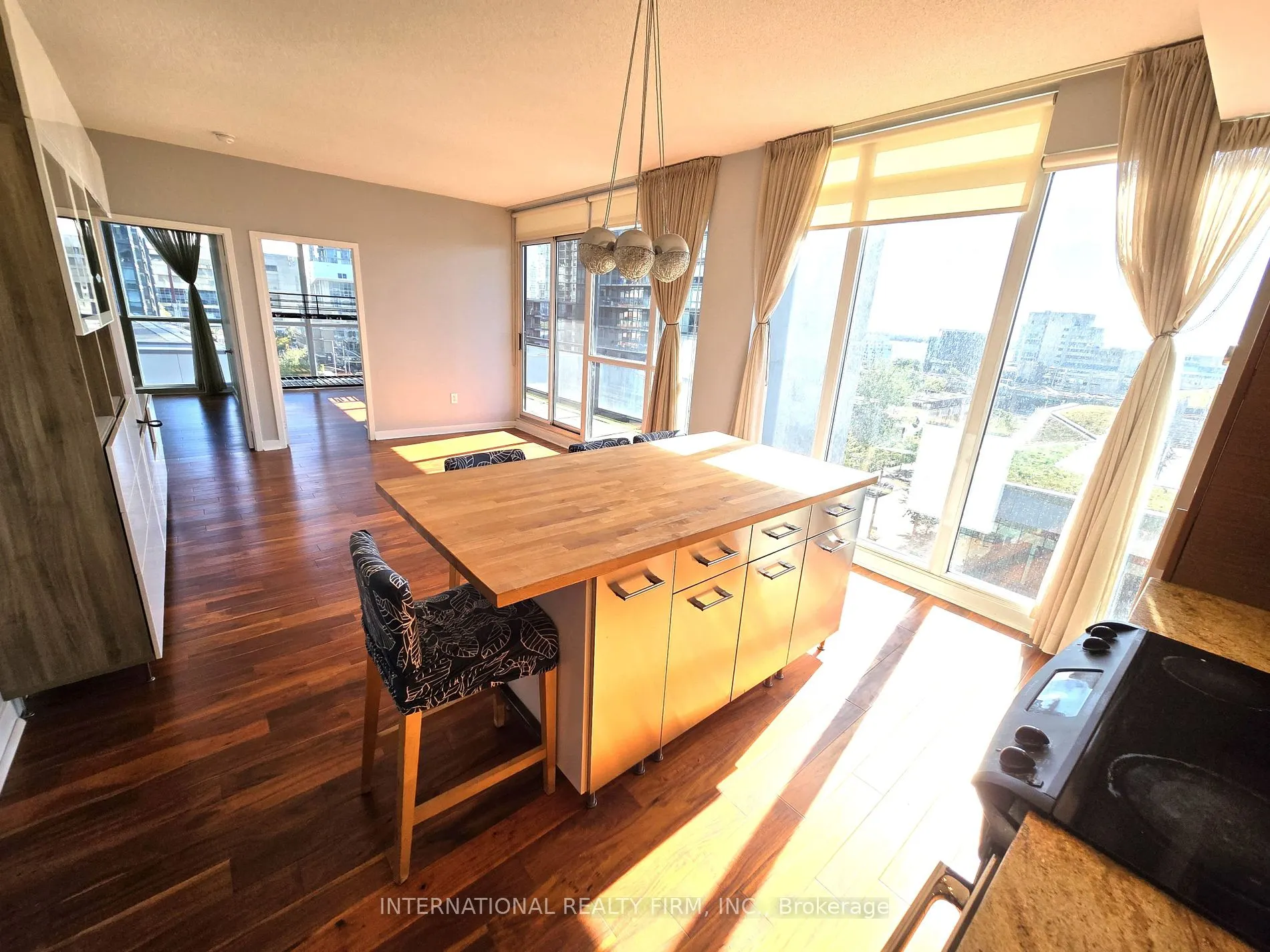 8 Telegram Mews, #703