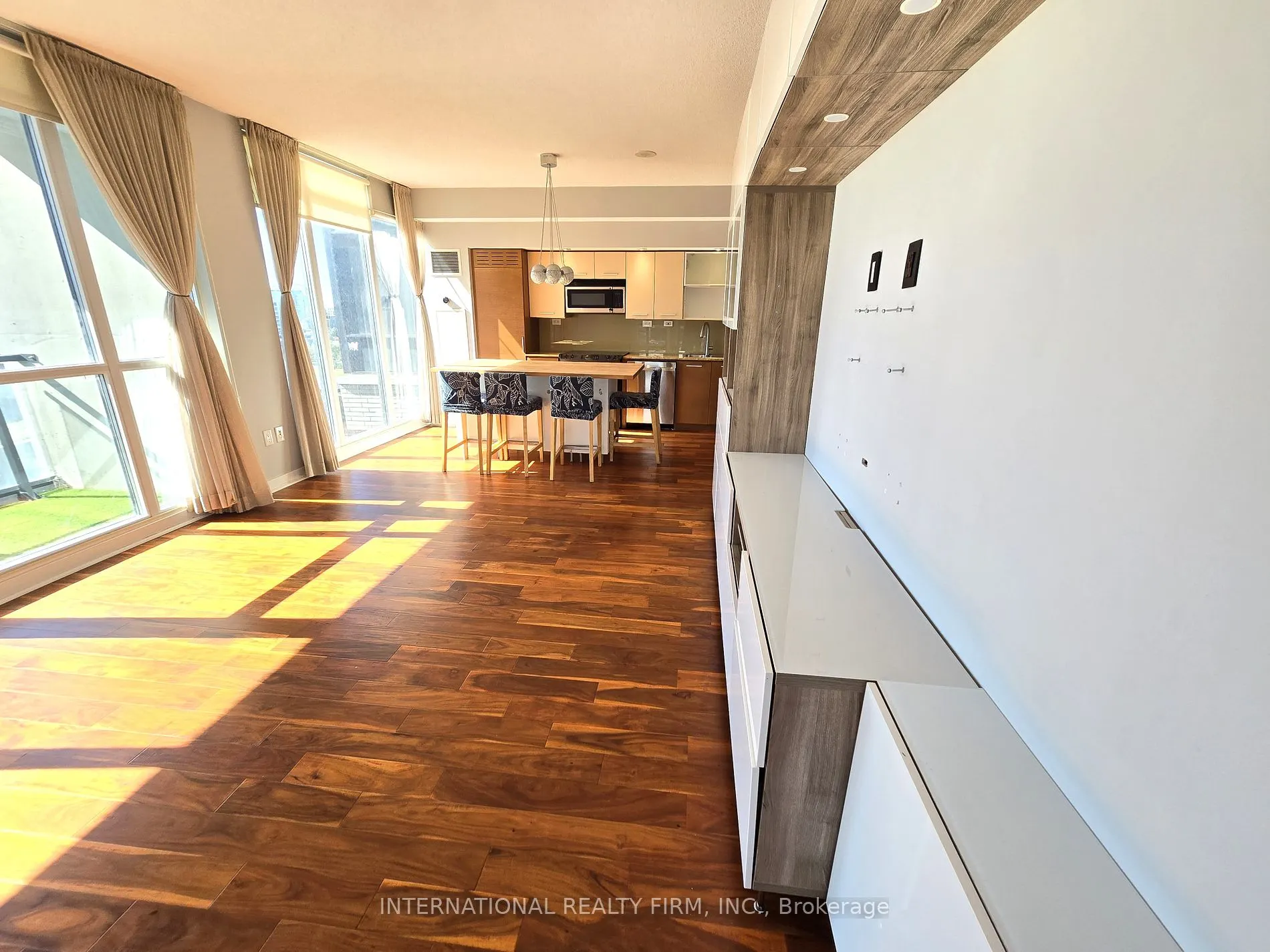 8 Telegram Mews, #703