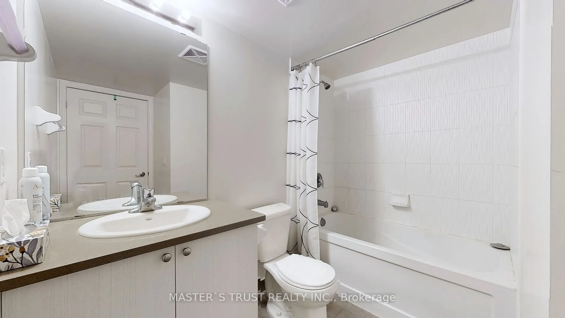 25 Lower Simcoe St, #809