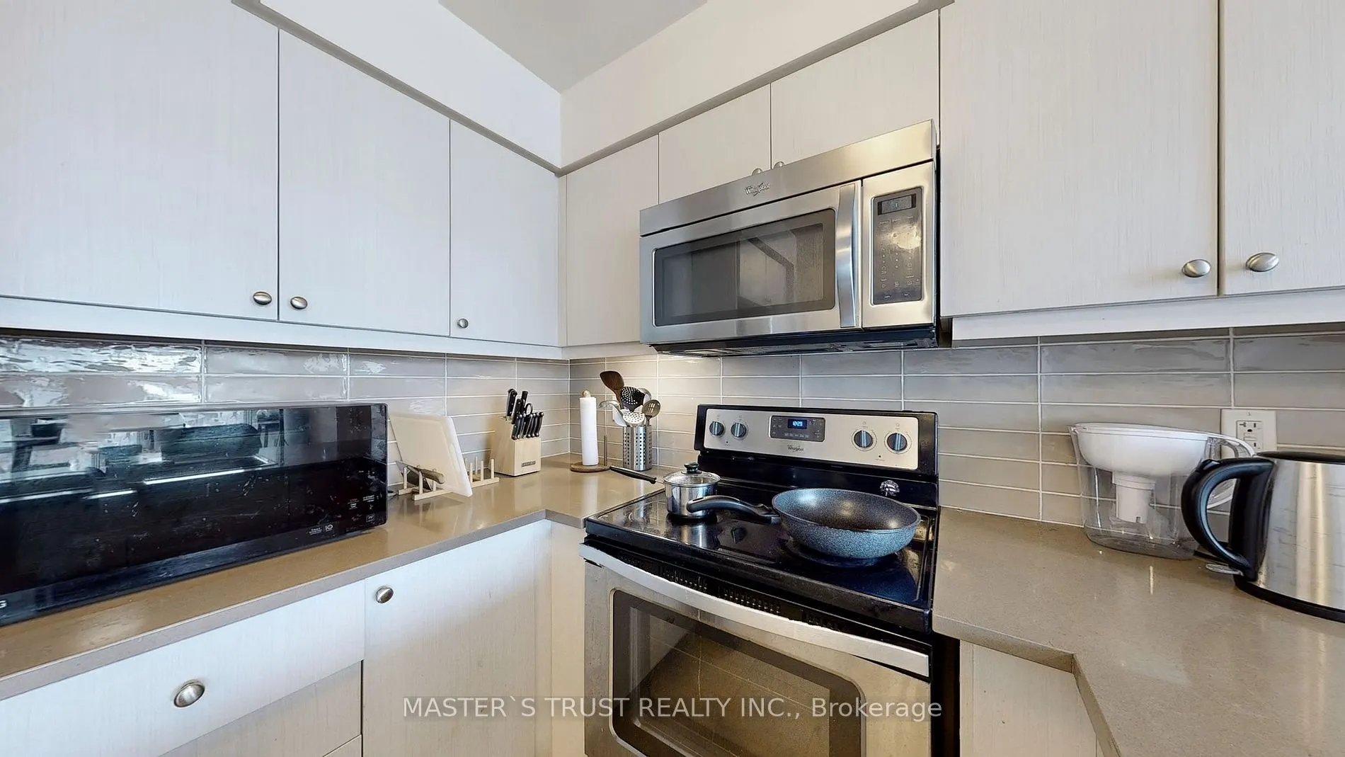 25 Lower Simcoe St, #809