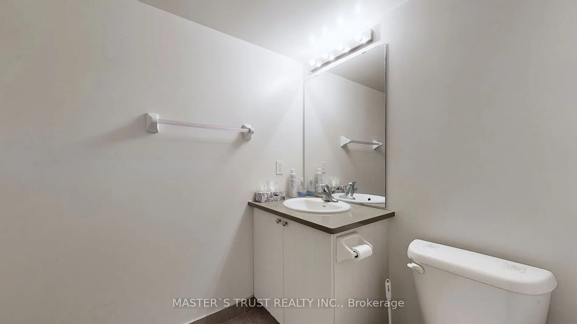 25 Lower Simcoe St, #809