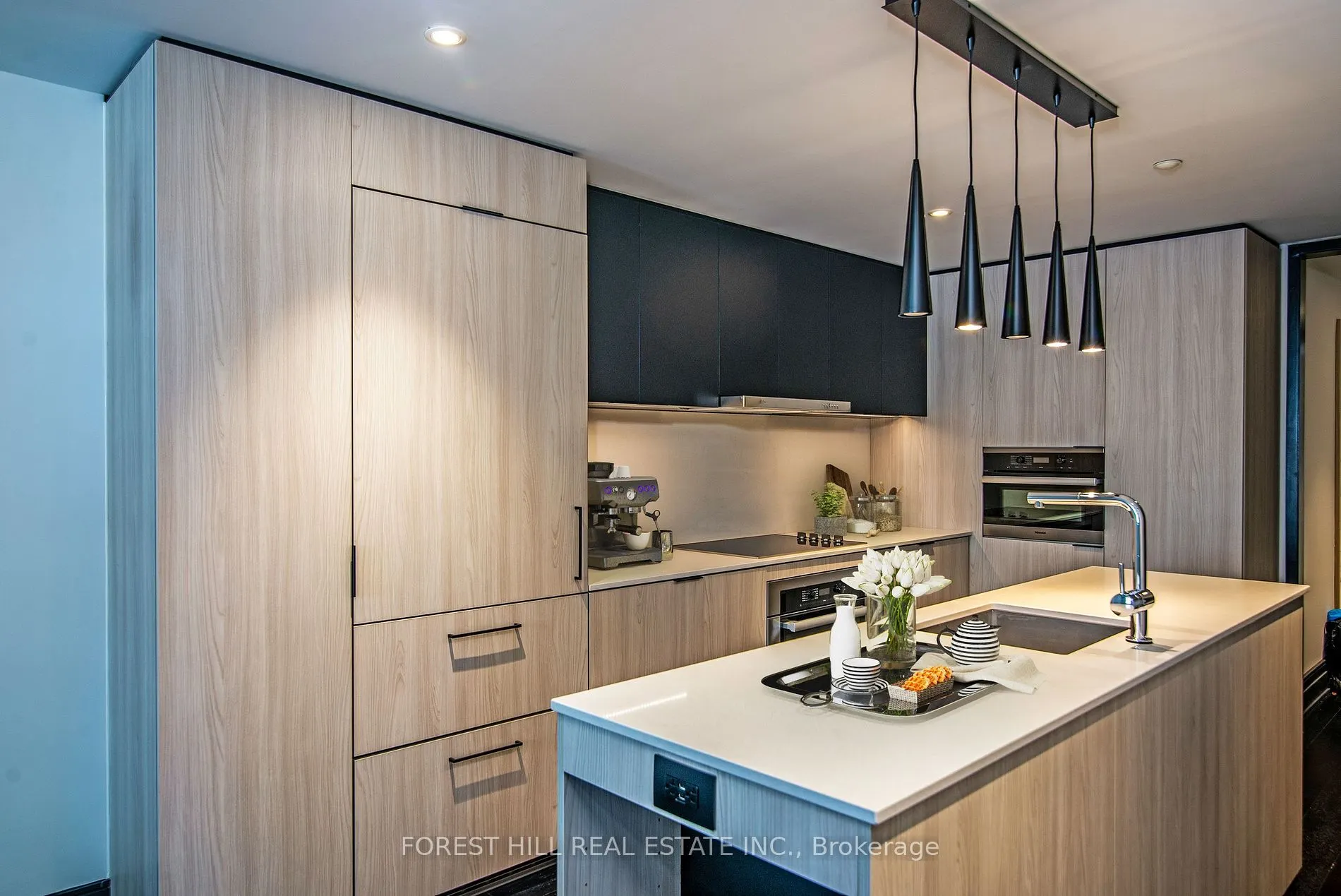 2 Avenue Rd, #601