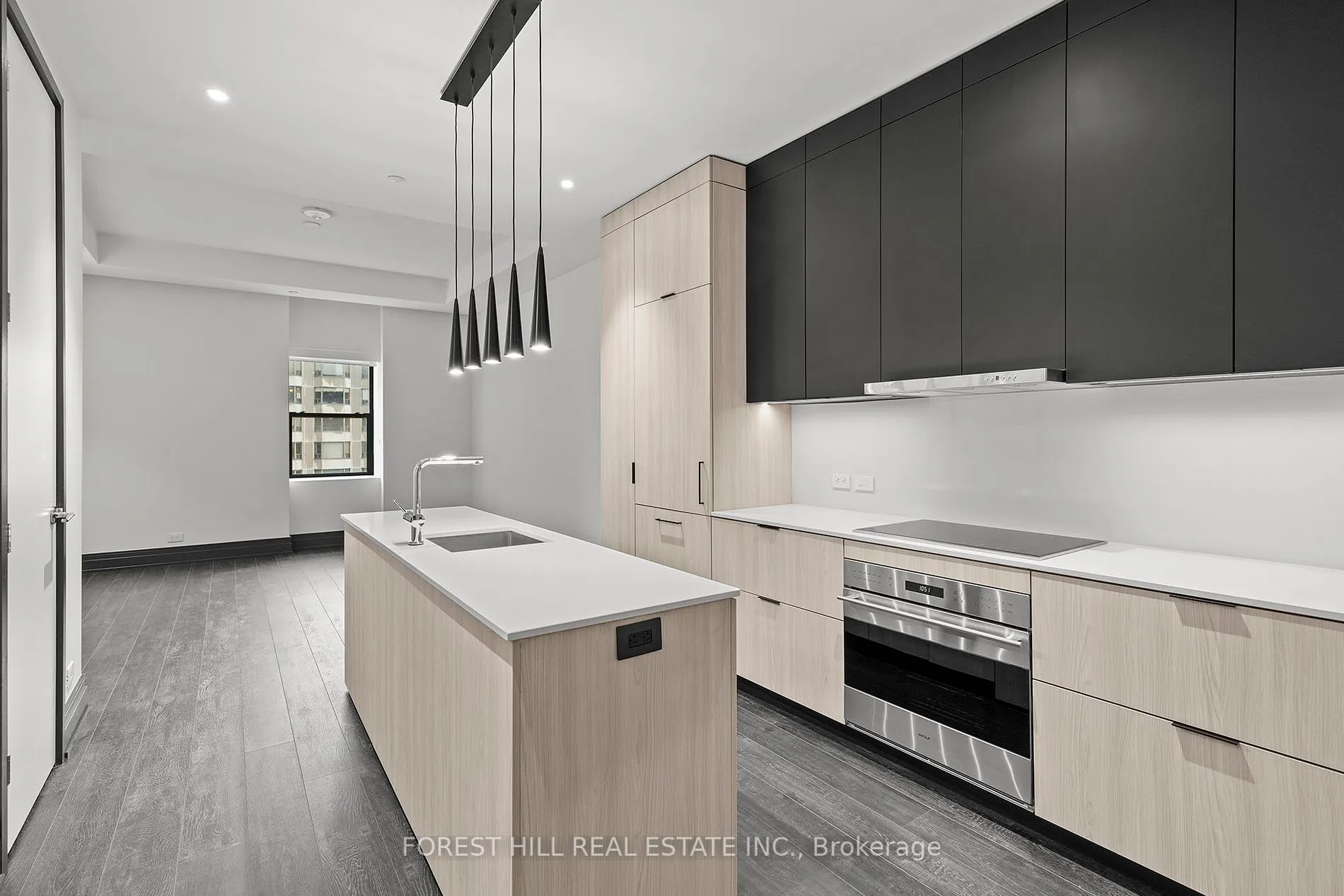 2 Avenue Rd, #601