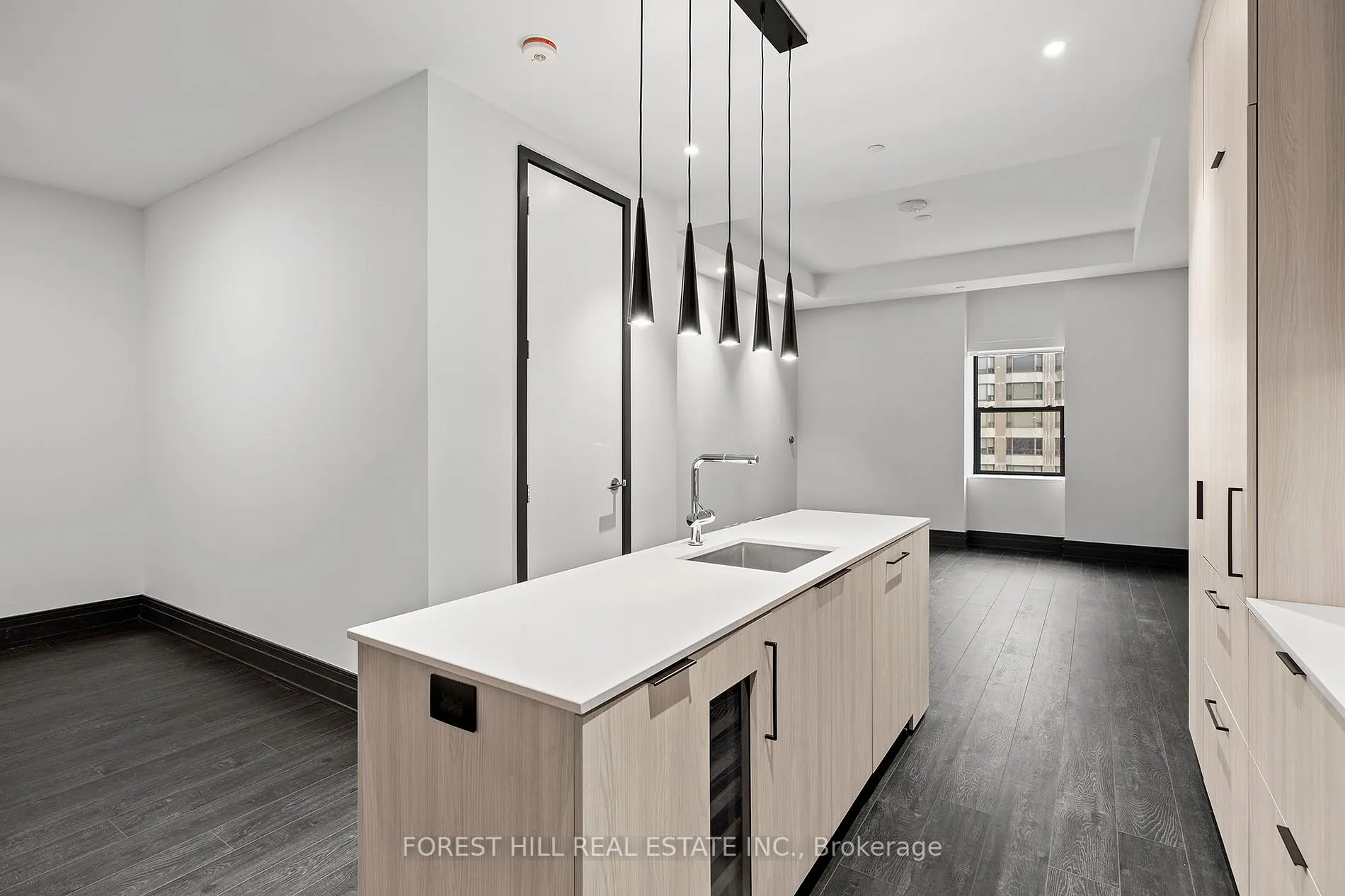 2 Avenue Rd, #601