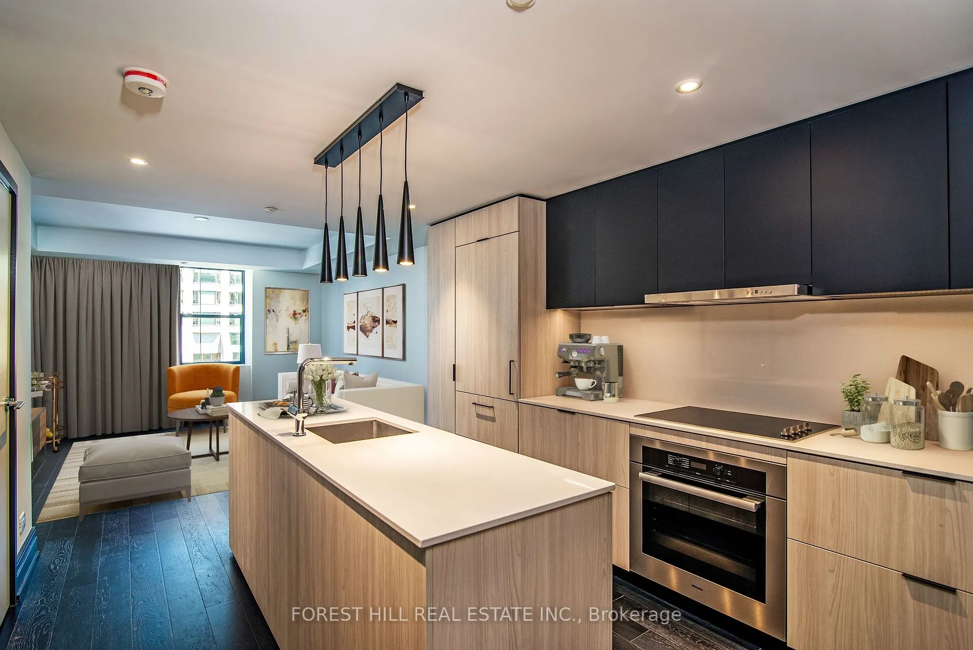 2 Avenue Rd, #601