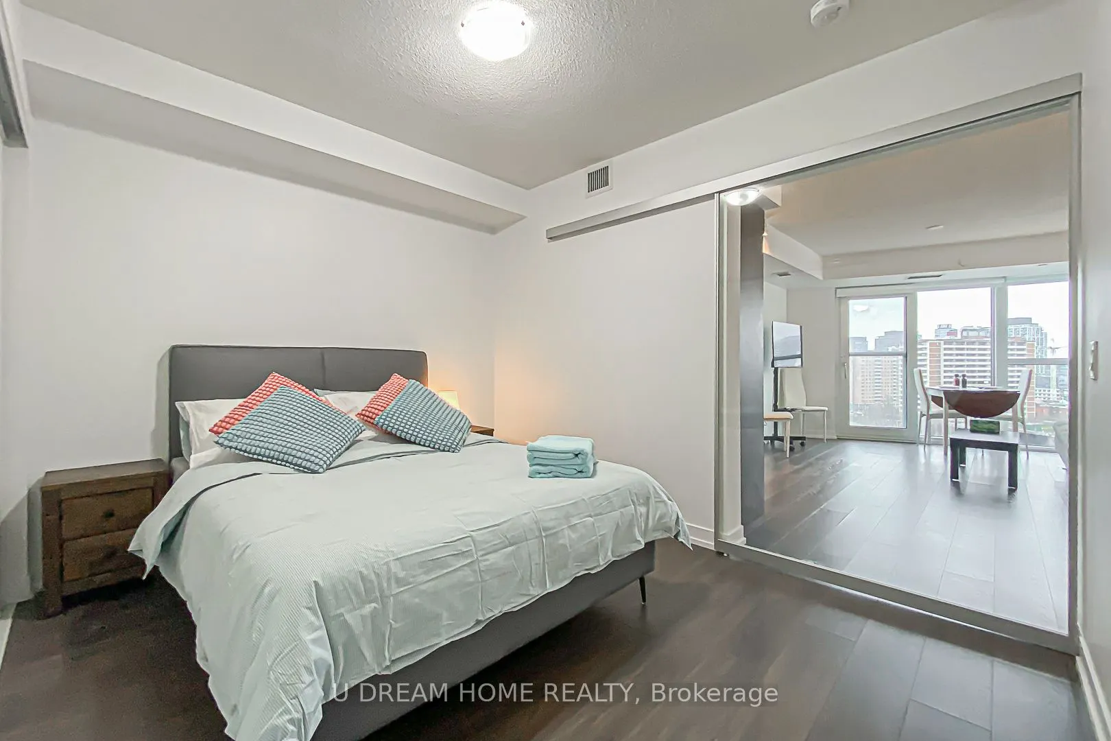 219 Dundas St E, #1201