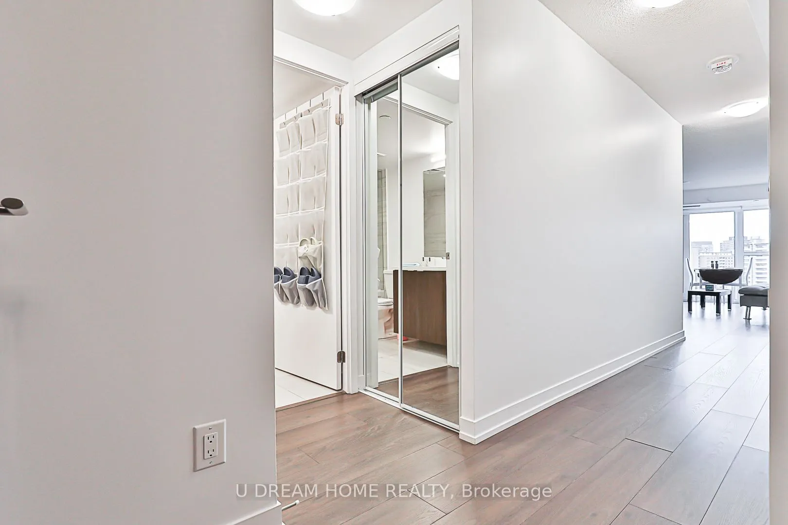 219 Dundas St E, #1201
