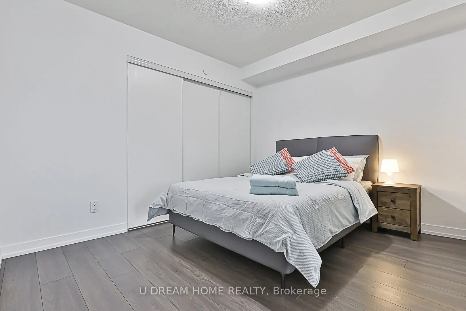 219 Dundas St E, #1201