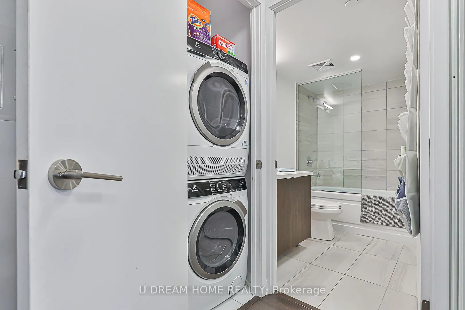 219 Dundas St E, #1201