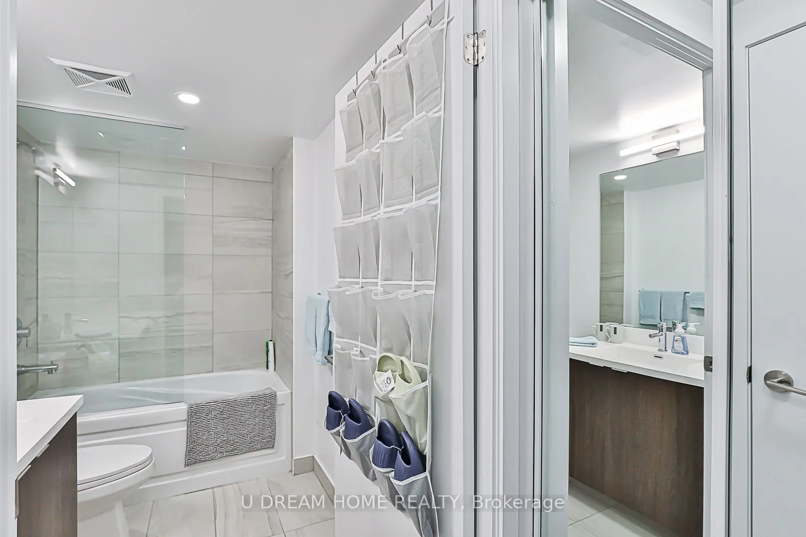 219 Dundas St E, #1201