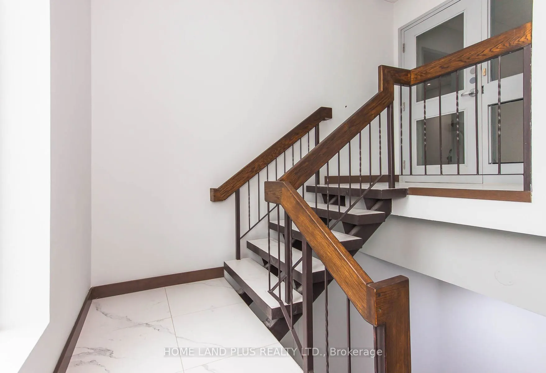 6174 Yonge St, #201