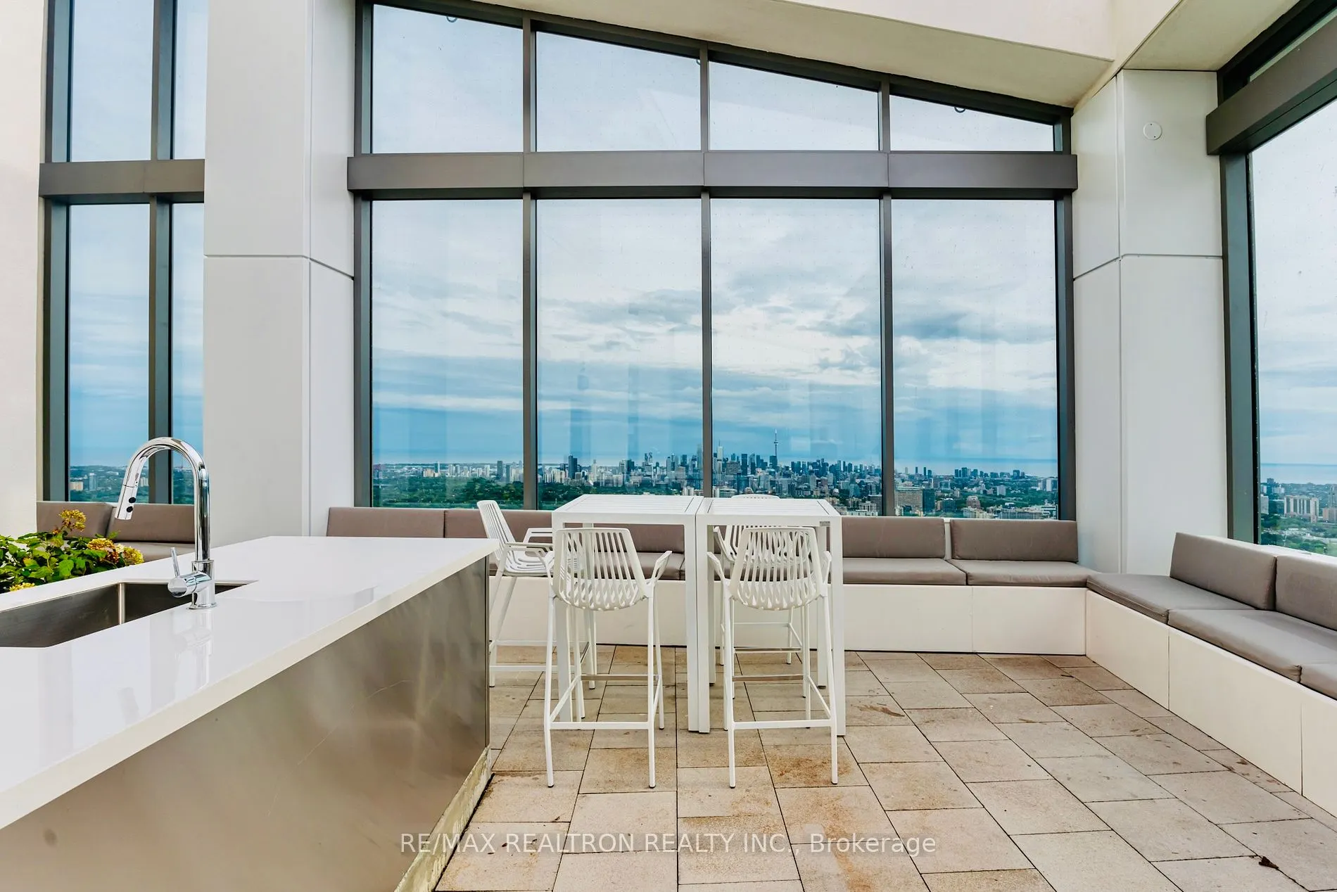 2221 Yonge St, #2911