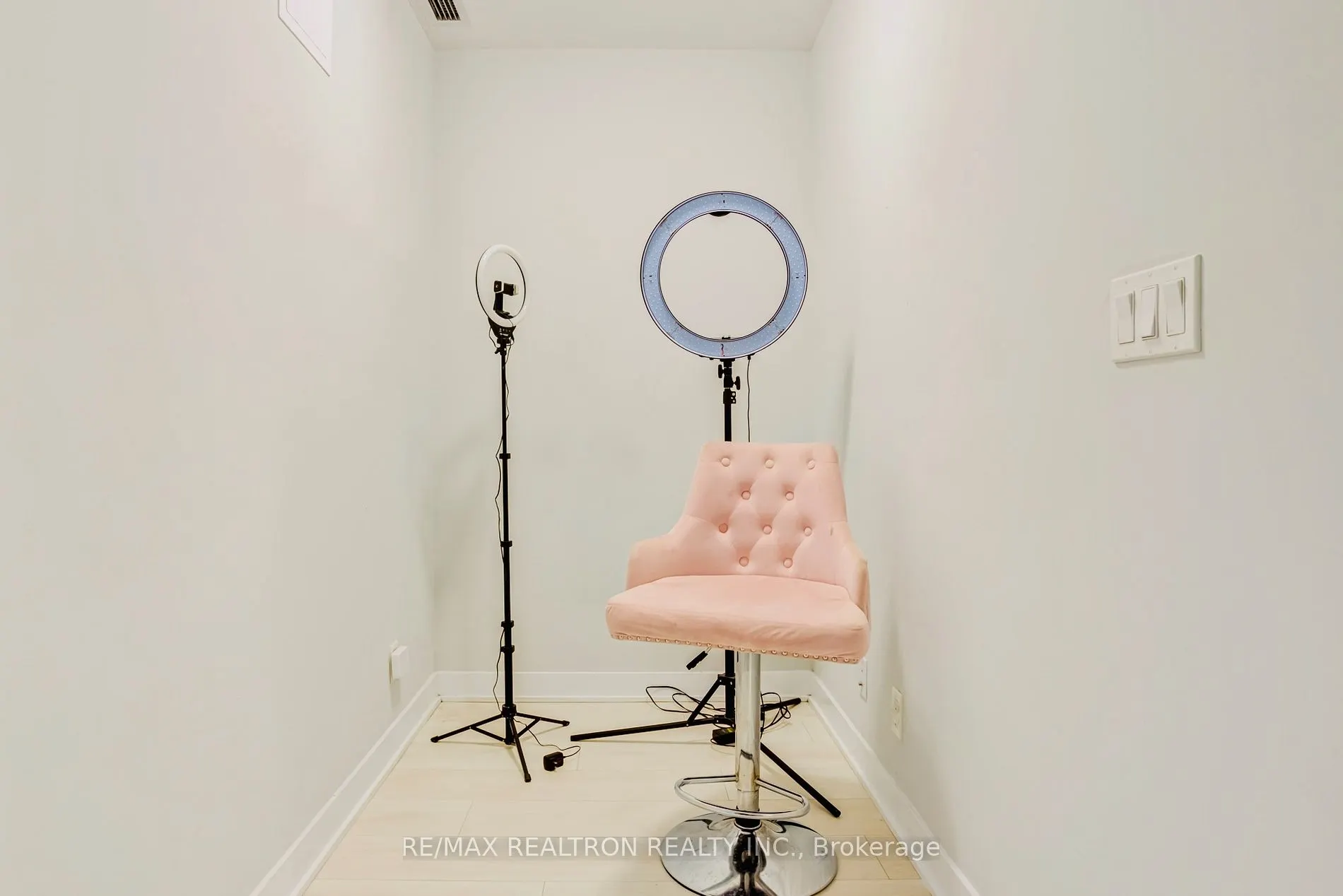 2221 Yonge St, #2911