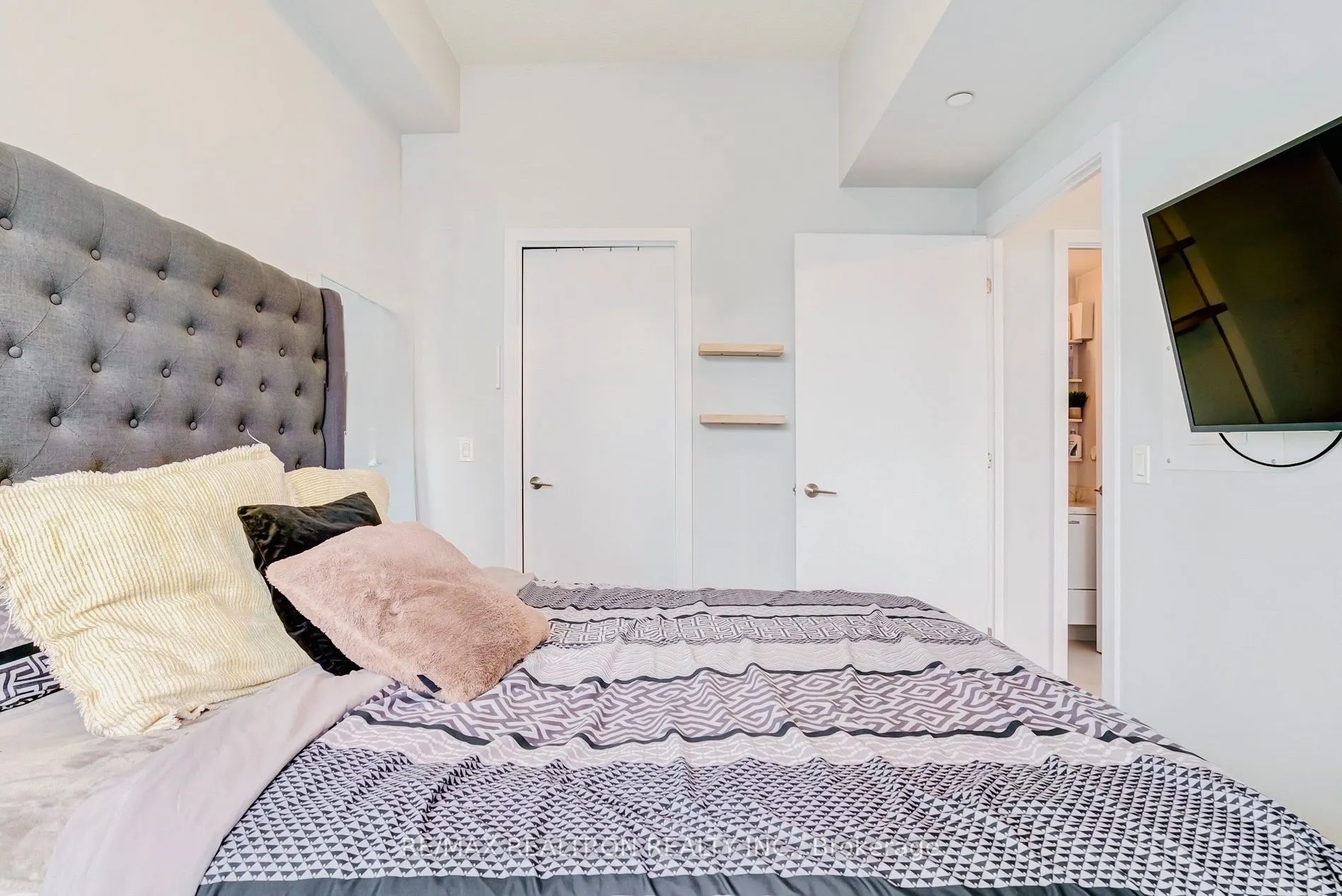2221 Yonge St, #2911