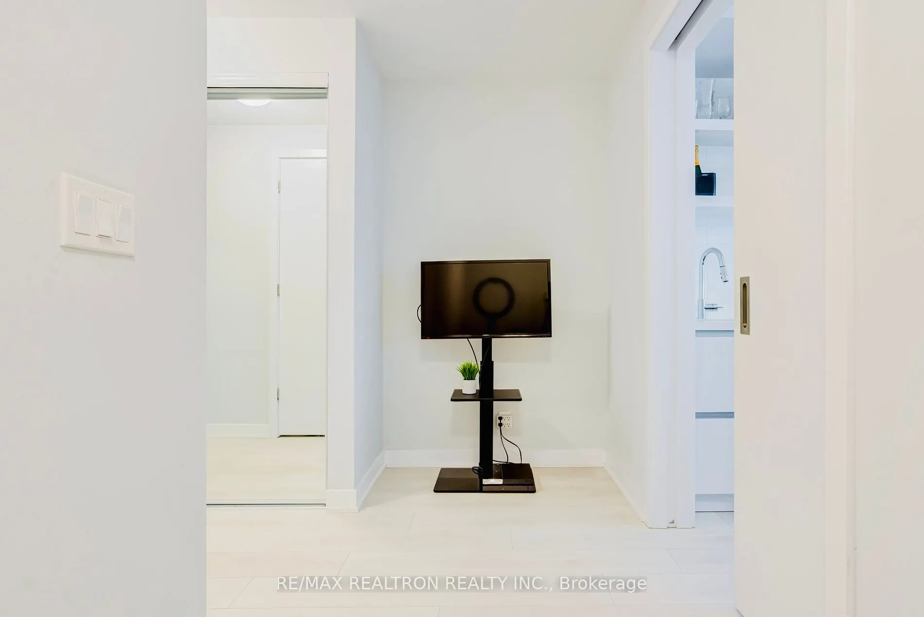 2221 Yonge St, #2911