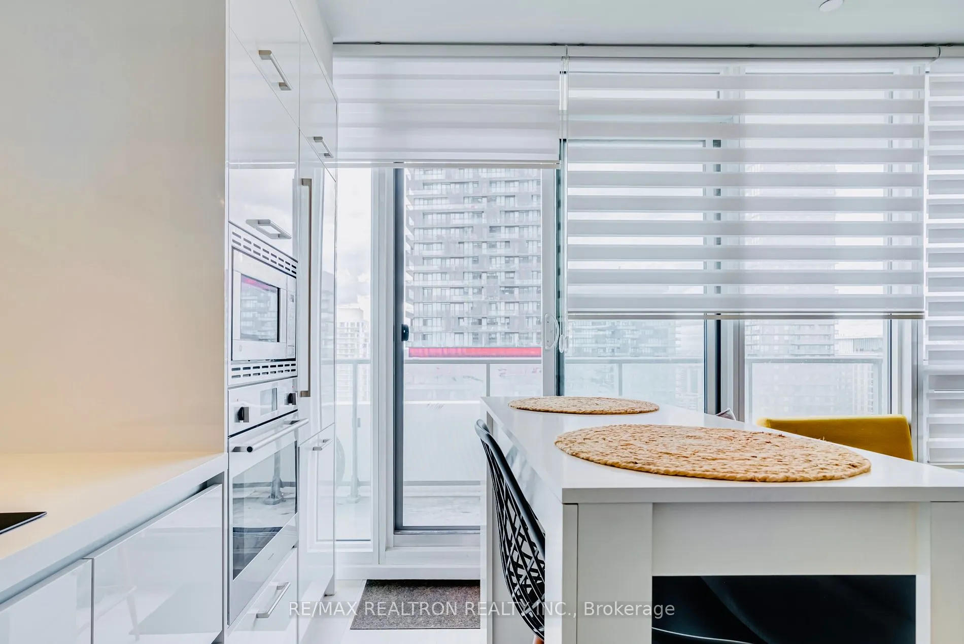 2221 Yonge St, #2911