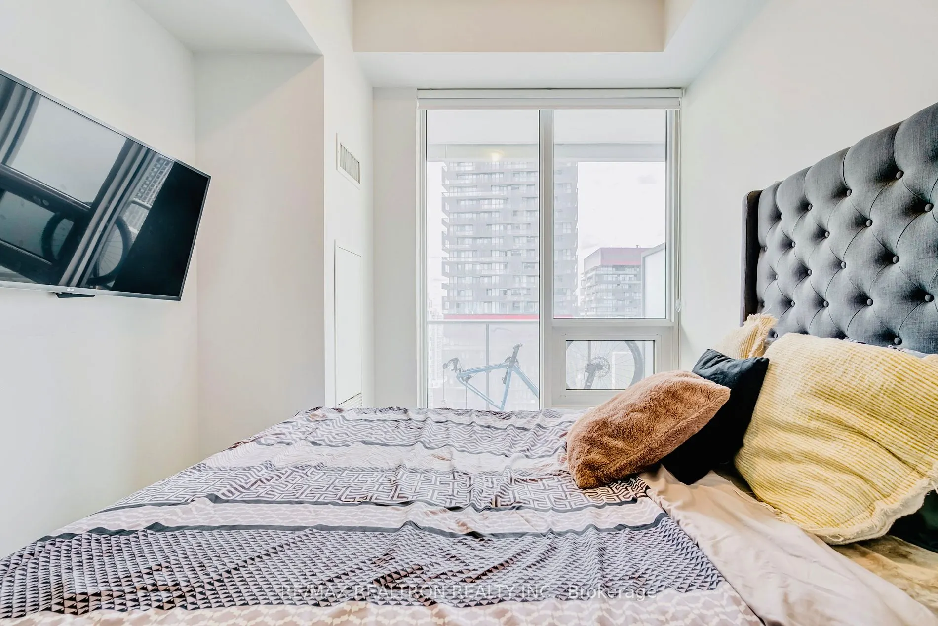 2221 Yonge St, #2911