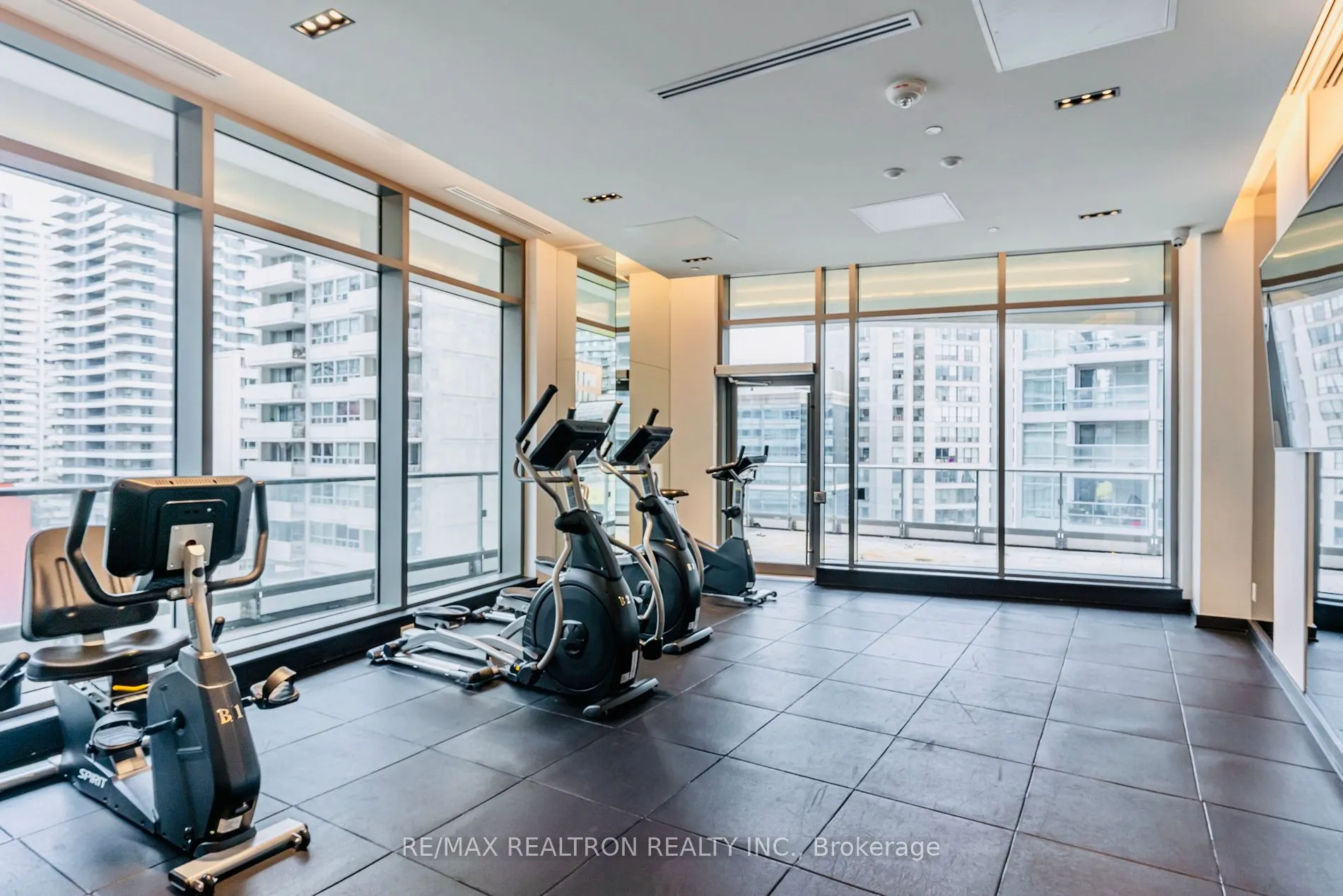 2221 Yonge St, #2911