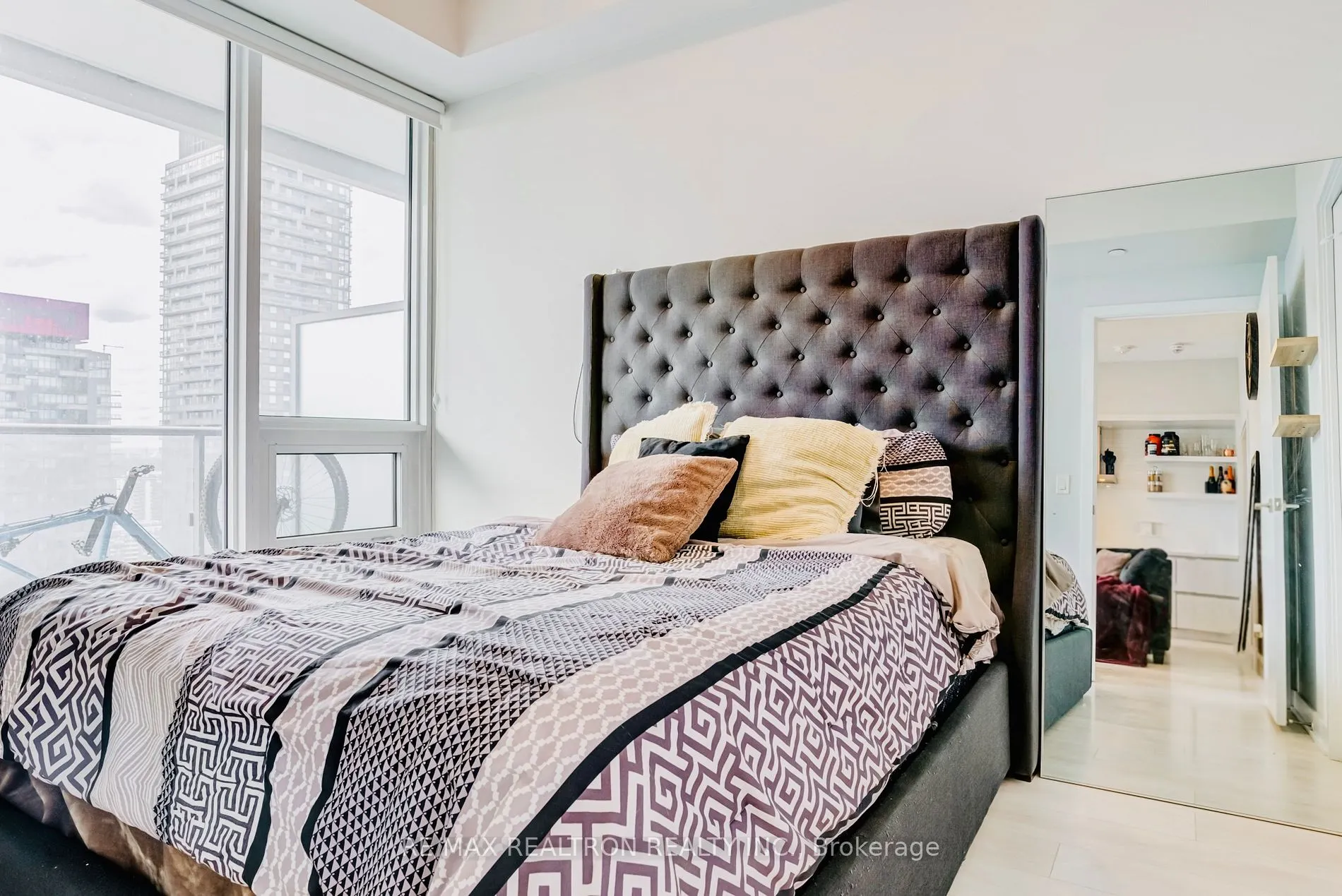 2221 Yonge St, #2911
