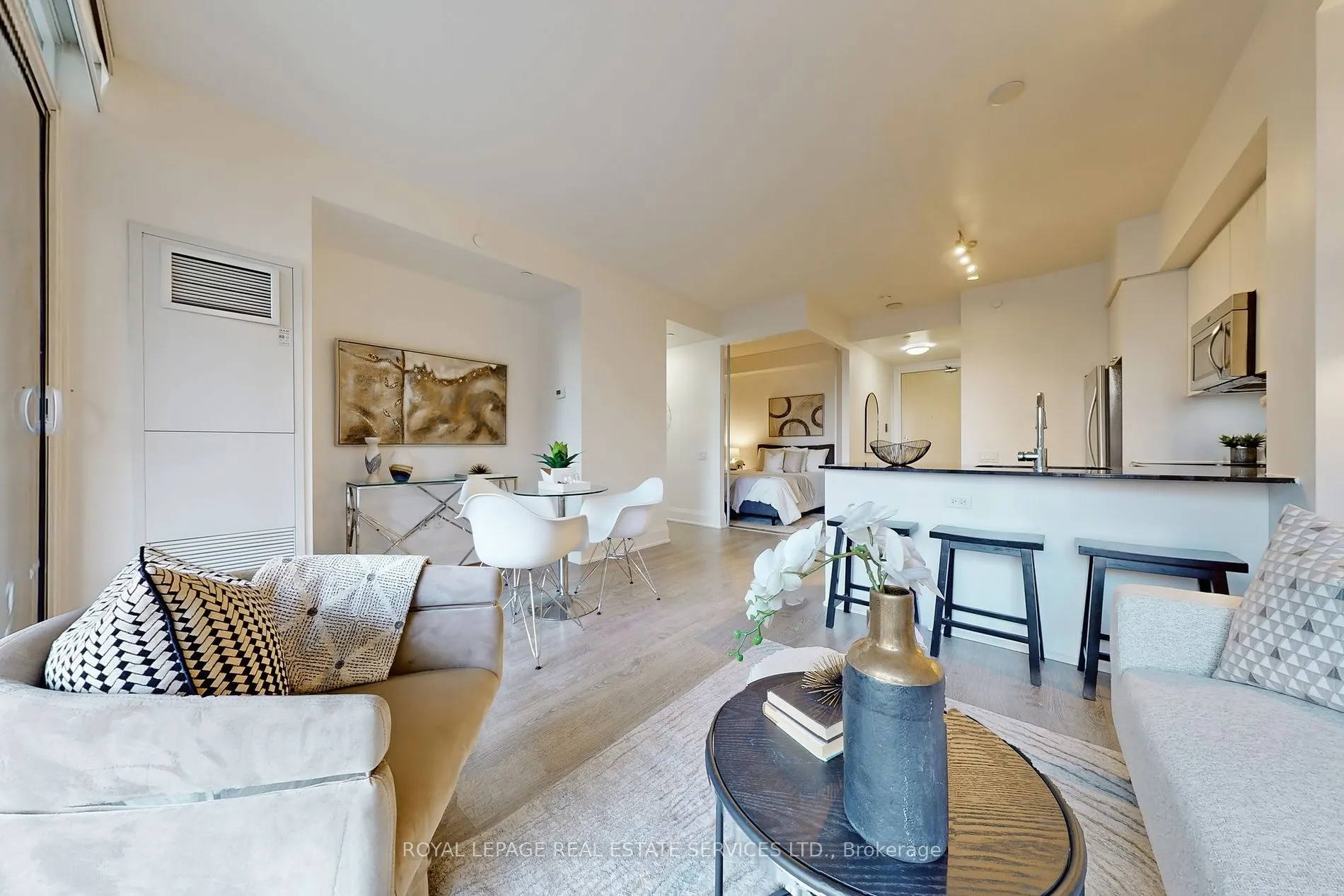 30 Roehampton Ave, #413